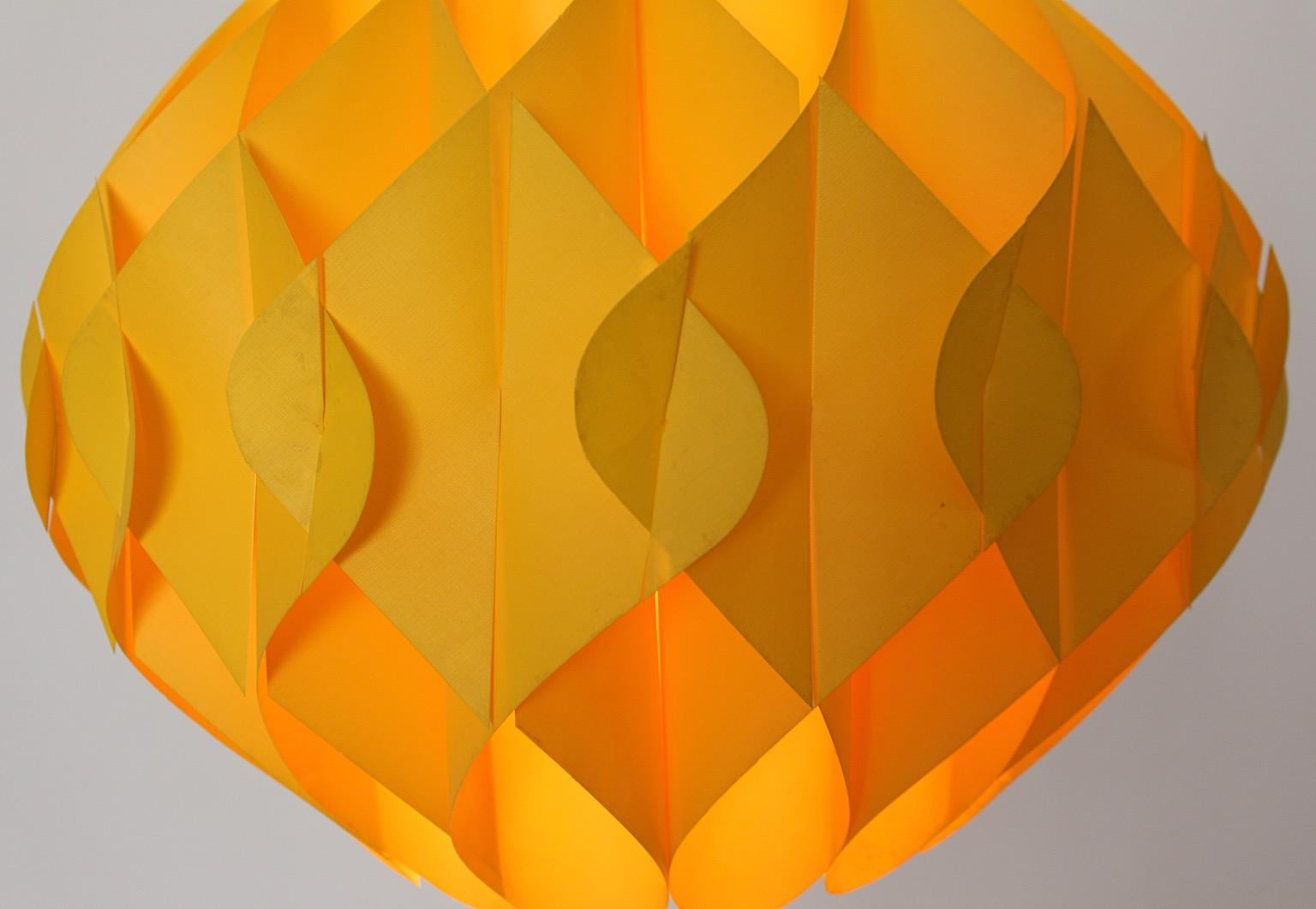 Lustre moderne scandinave en plastique jaune papillon de Lars Schiöler, Danemark en vente 11