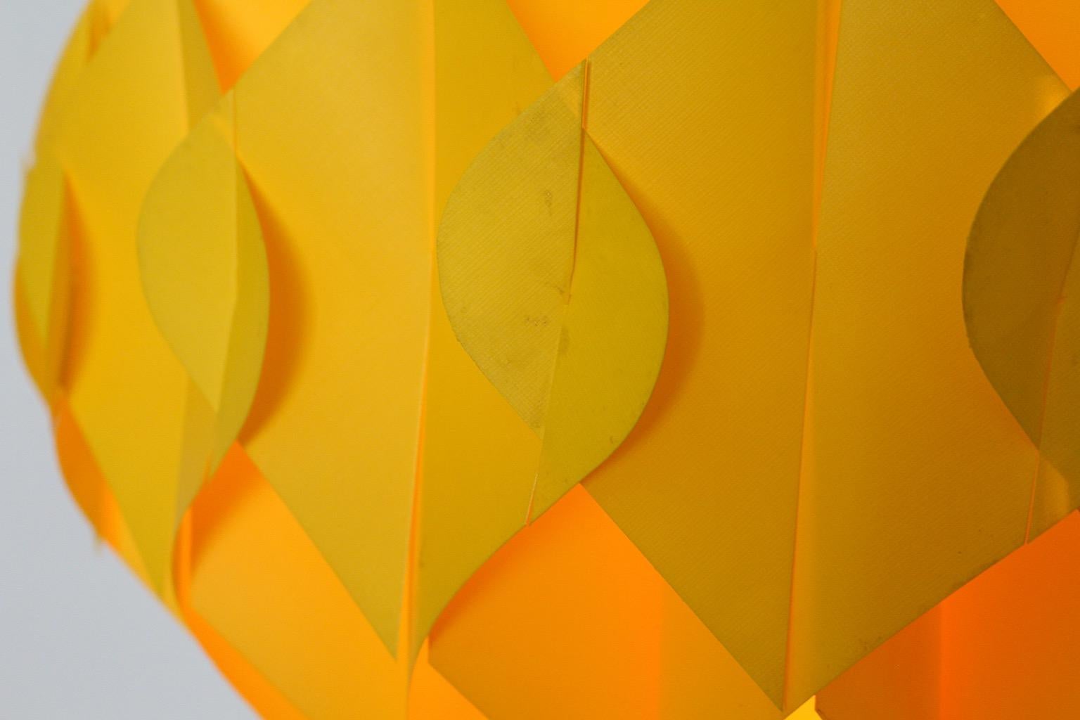Lustre moderne scandinave en plastique jaune papillon de Lars Schiöler, Danemark en vente 12