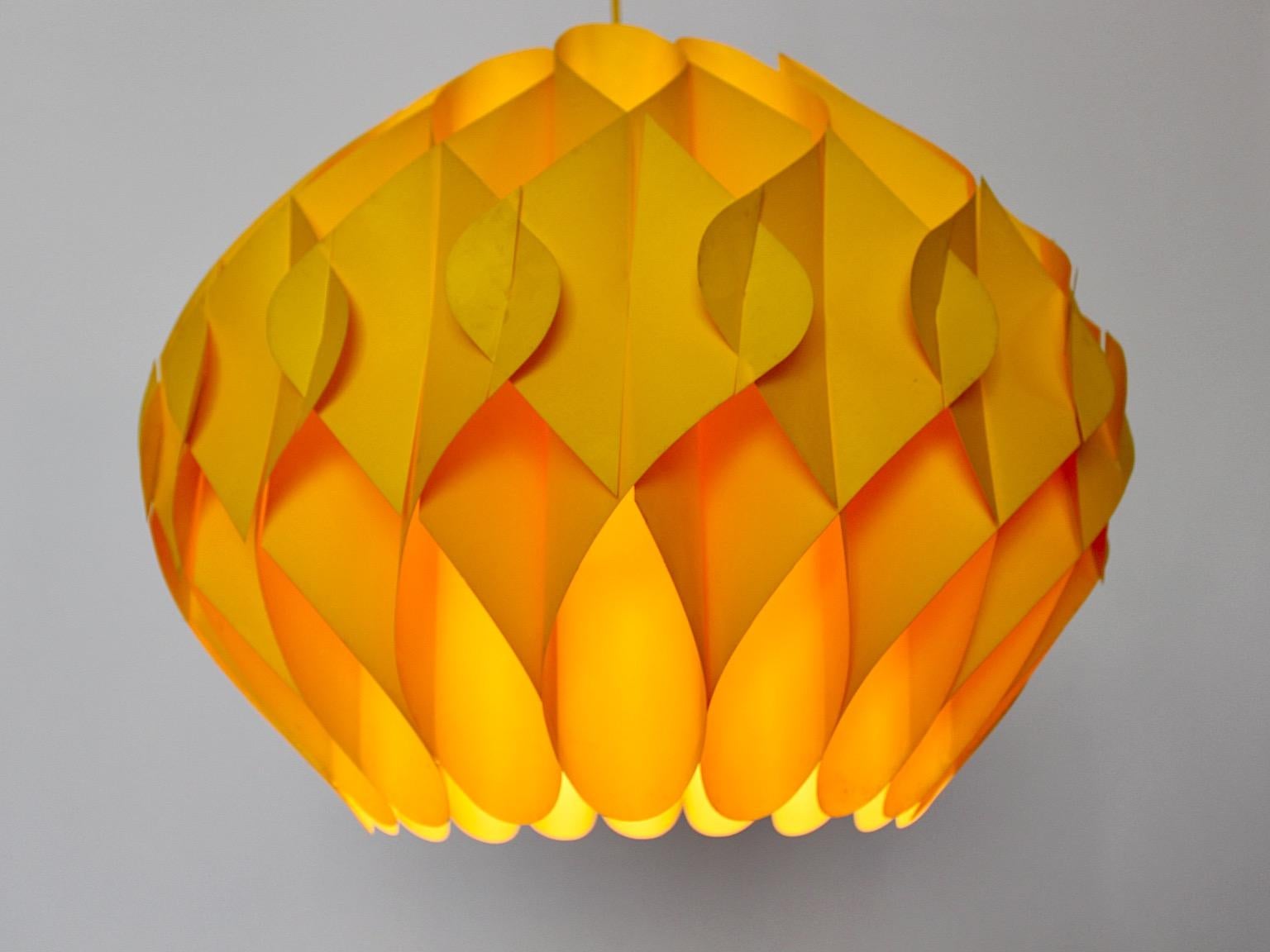 Lustre moderne scandinave en plastique jaune papillon de Lars Schiöler, Danemark Bon état - En vente à Vienna, AT