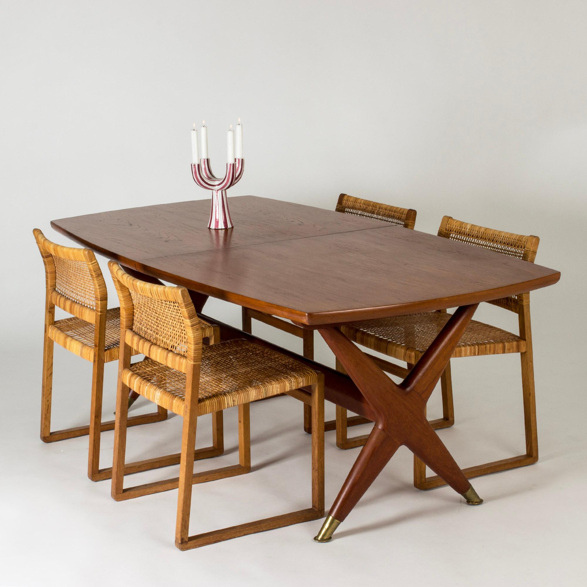 Elegant “Captain’s” dining table by Fredrik Kayser, made from teak with brass feet. Two extra leaves stored cleverly inside the table. Cool chunky design with streamlined curves.

Size: Height 71.5 cm, width 190 + 35 + 35 cm (total length with