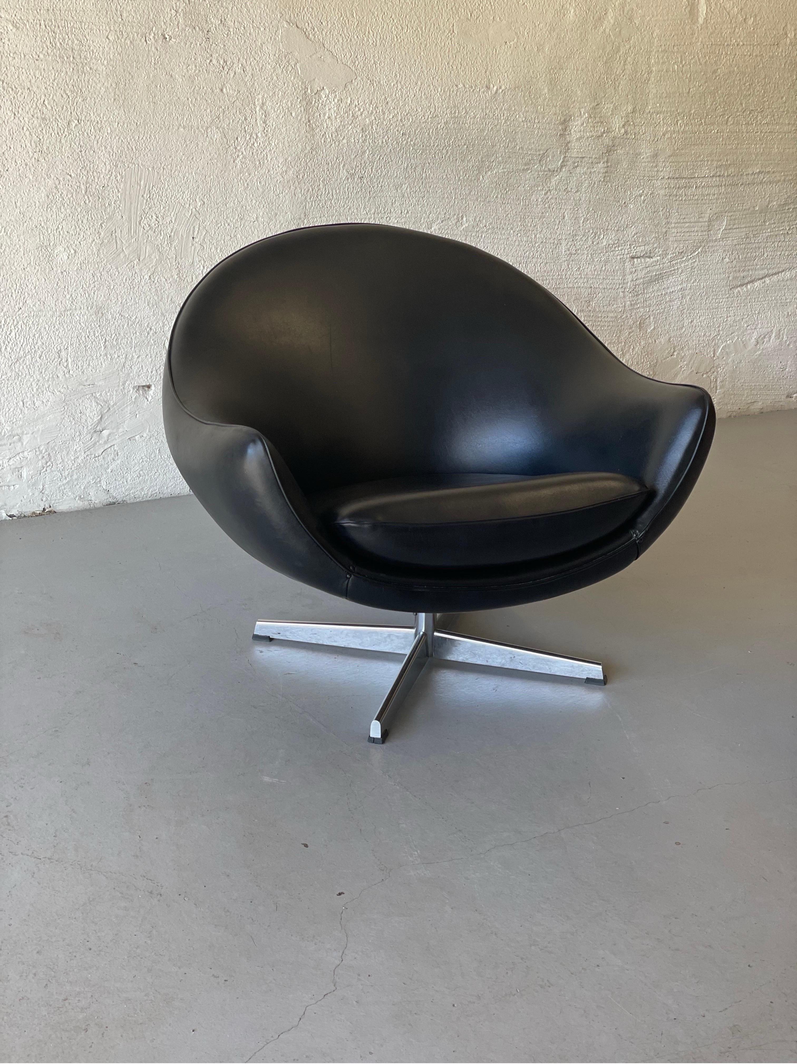A Fredrik Kayser Scandinavian Moderne Lounge Chair, Norway 1960s 1
