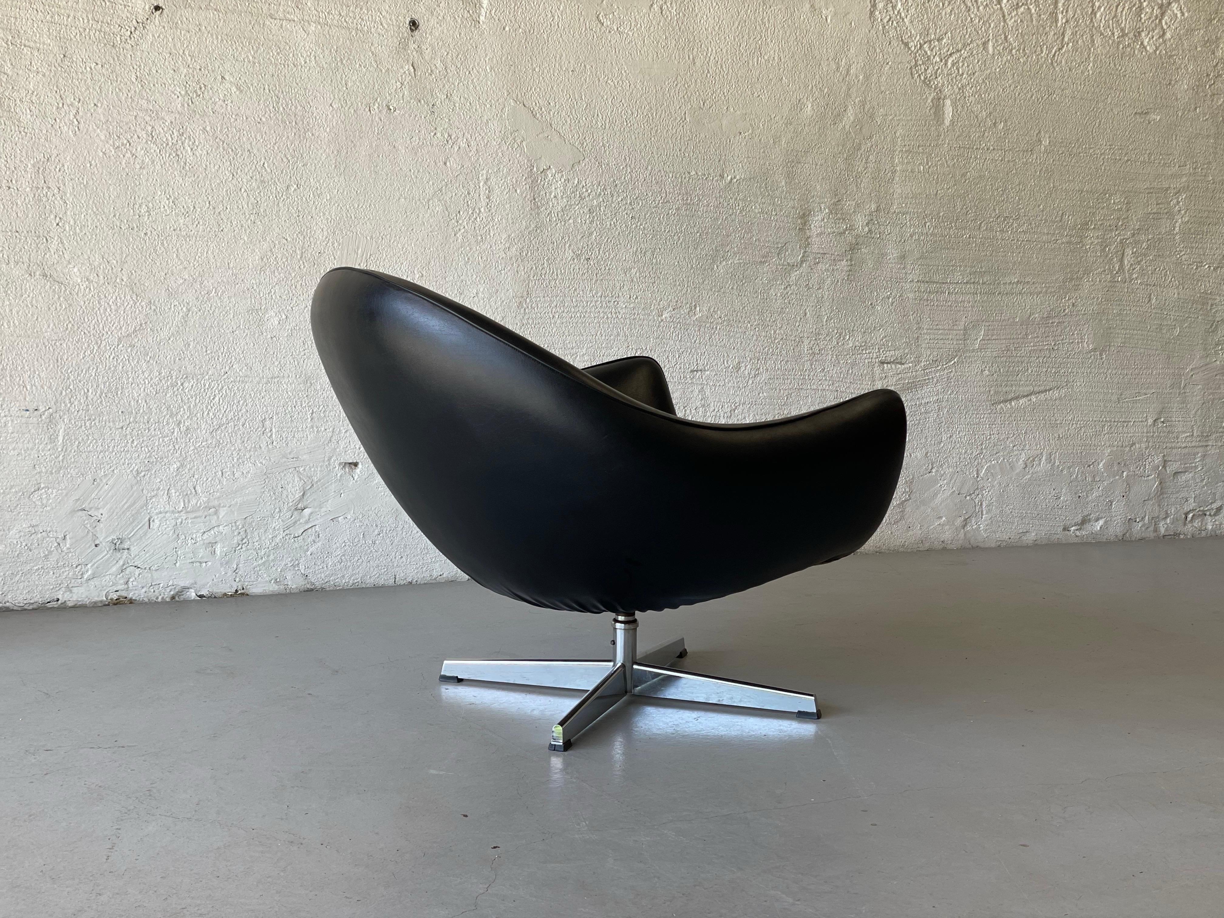 A Fredrik Kayser Scandinavian Moderne Lounge Chair, Norway 1960s 2