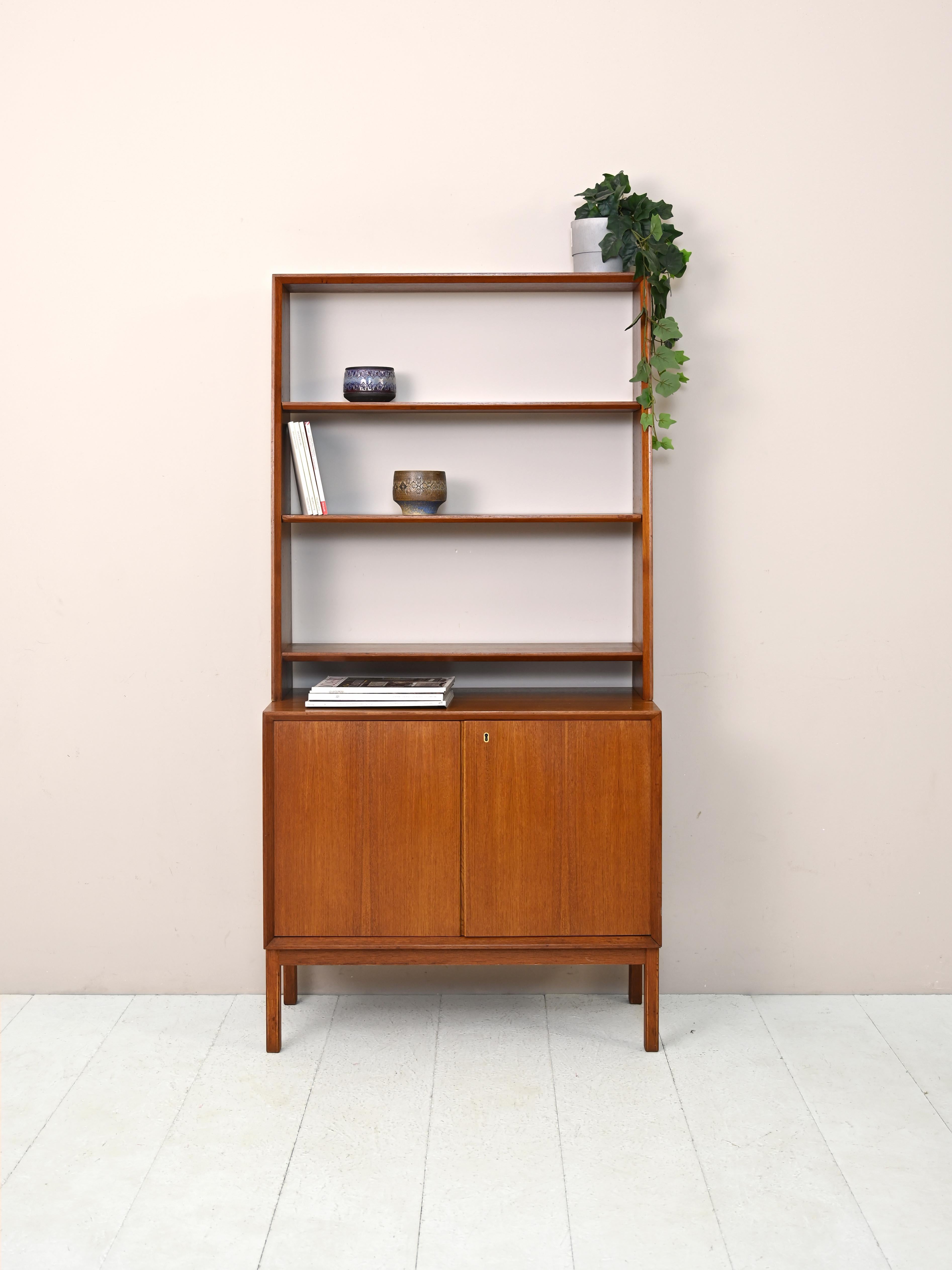 Mobile libreria in teak anni '60.

Questa pratica libreria dalle dimensioni ridotte è perfetta per tenere in ordine le stanze in cui non c'è molto spazio.
Si compone di due moduli: la parte superiore è una struttura dotata di ripiani ad altezza