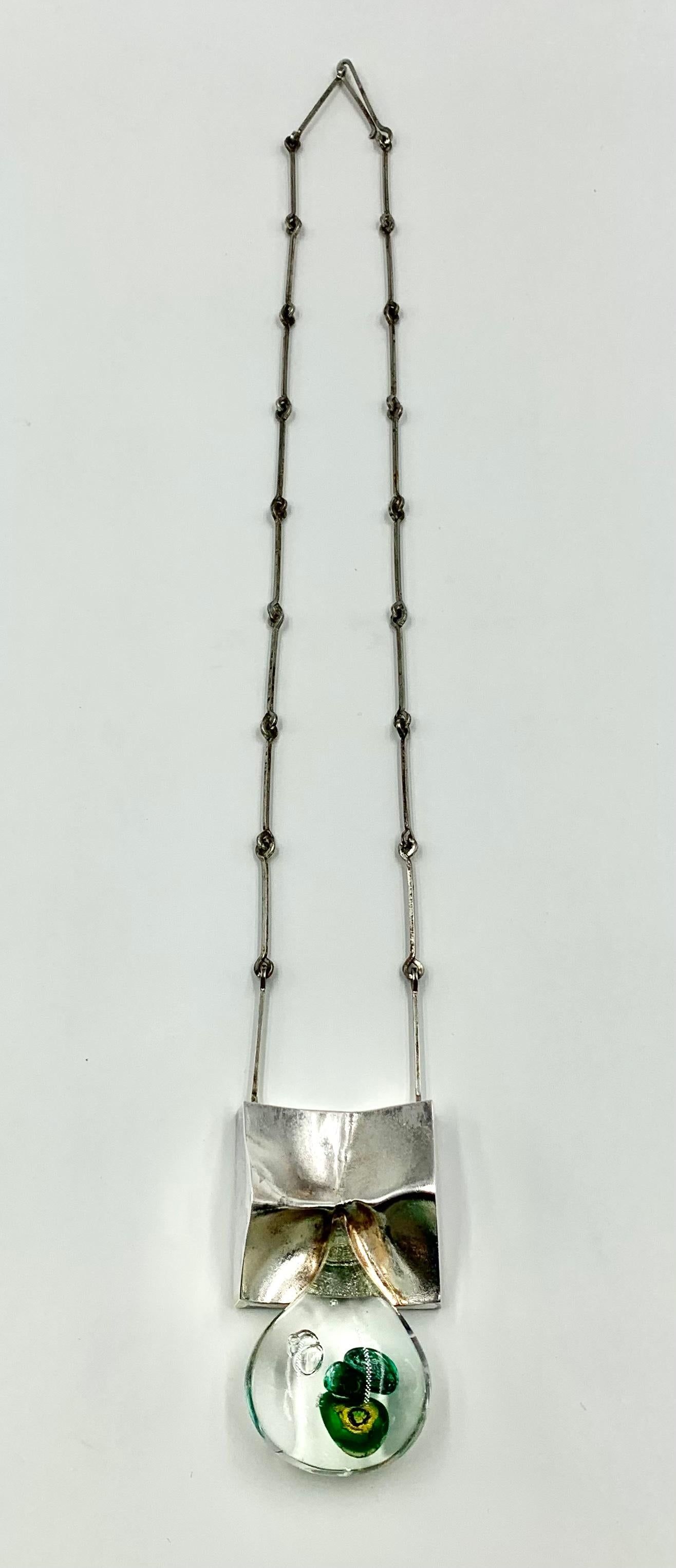 Skandinavische modernistische Bjorn Weckstrom Pisaranmuoto Große Tropfen-Halskette, 1970er Jahre im Angebot 1