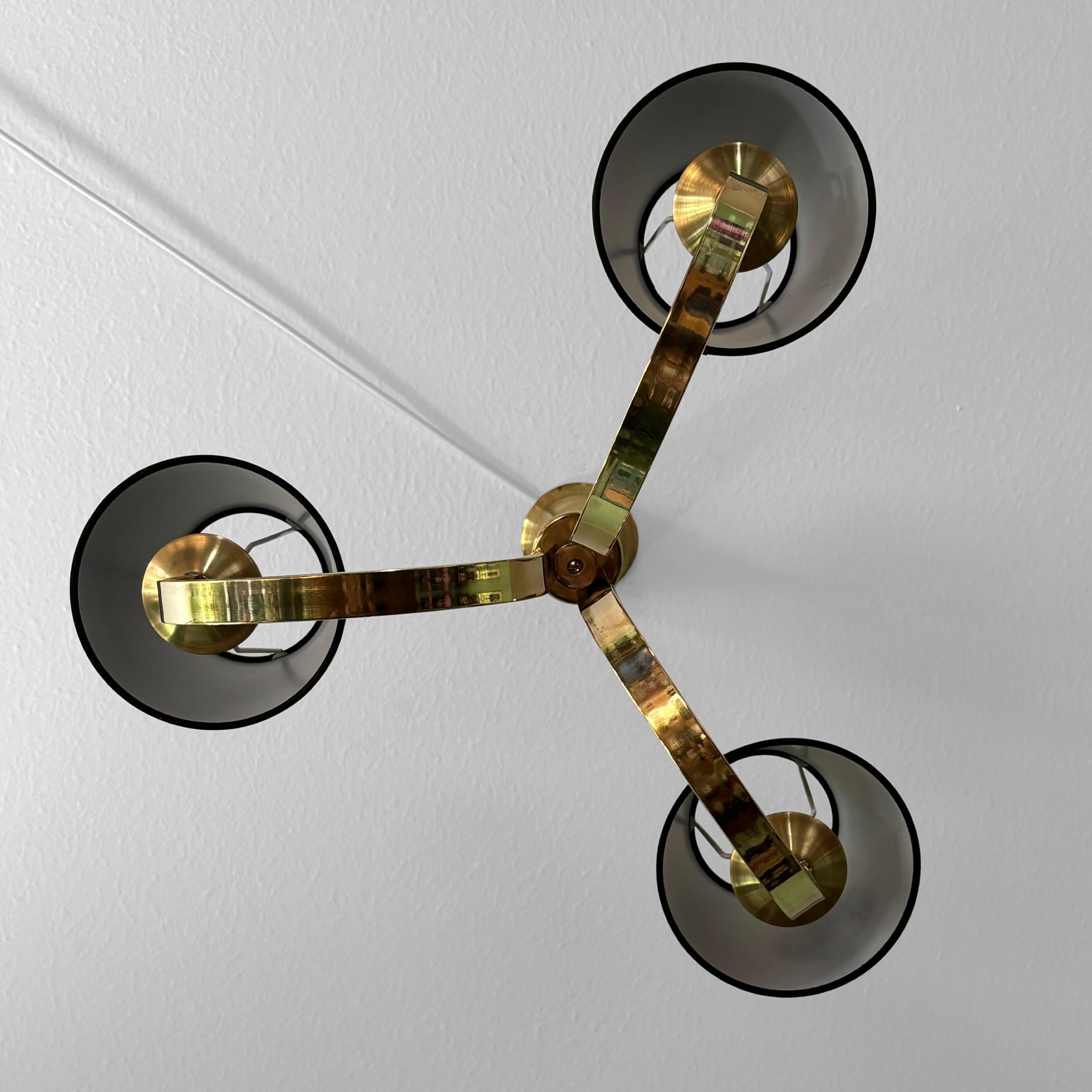 Lampadario modernista scandinavo in ottone con tre paralumi neri, Danimarca, anni '30 in vendita 4