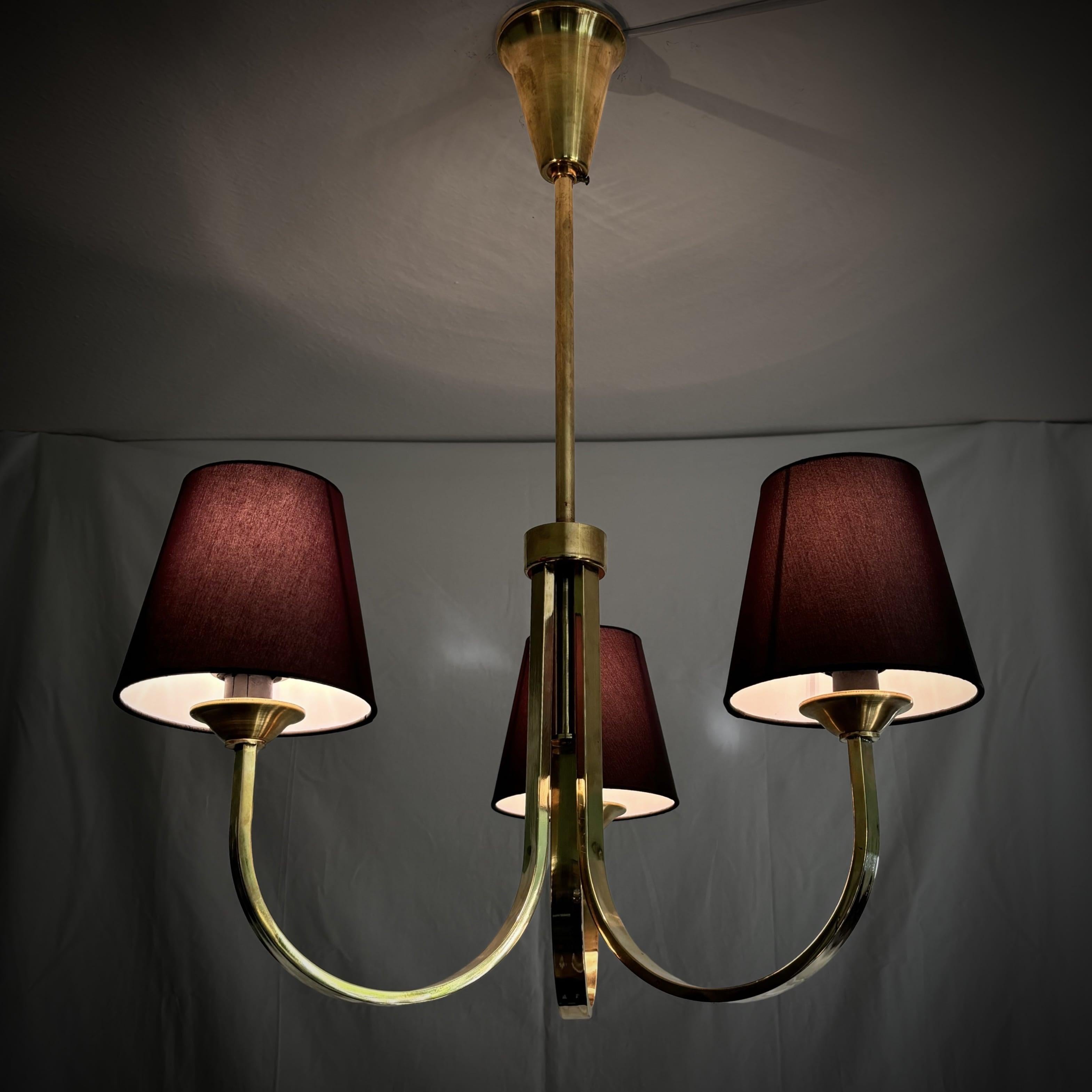 Scandinavo moderno Lampadario modernista scandinavo in ottone con tre paralumi neri, Danimarca, anni '30 in vendita