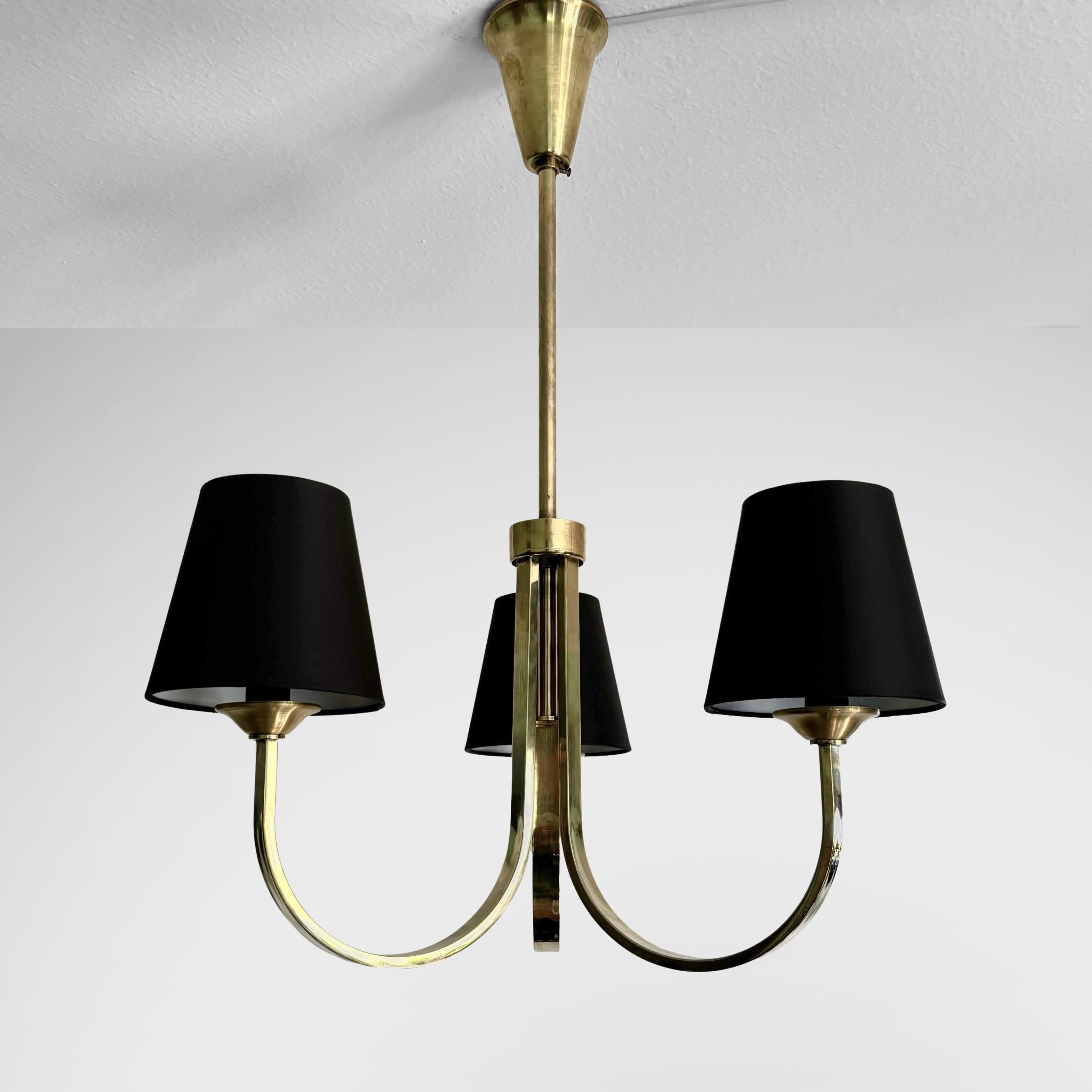 Danese Lampadario modernista scandinavo in ottone con tre paralumi neri, Danimarca, anni '30 in vendita