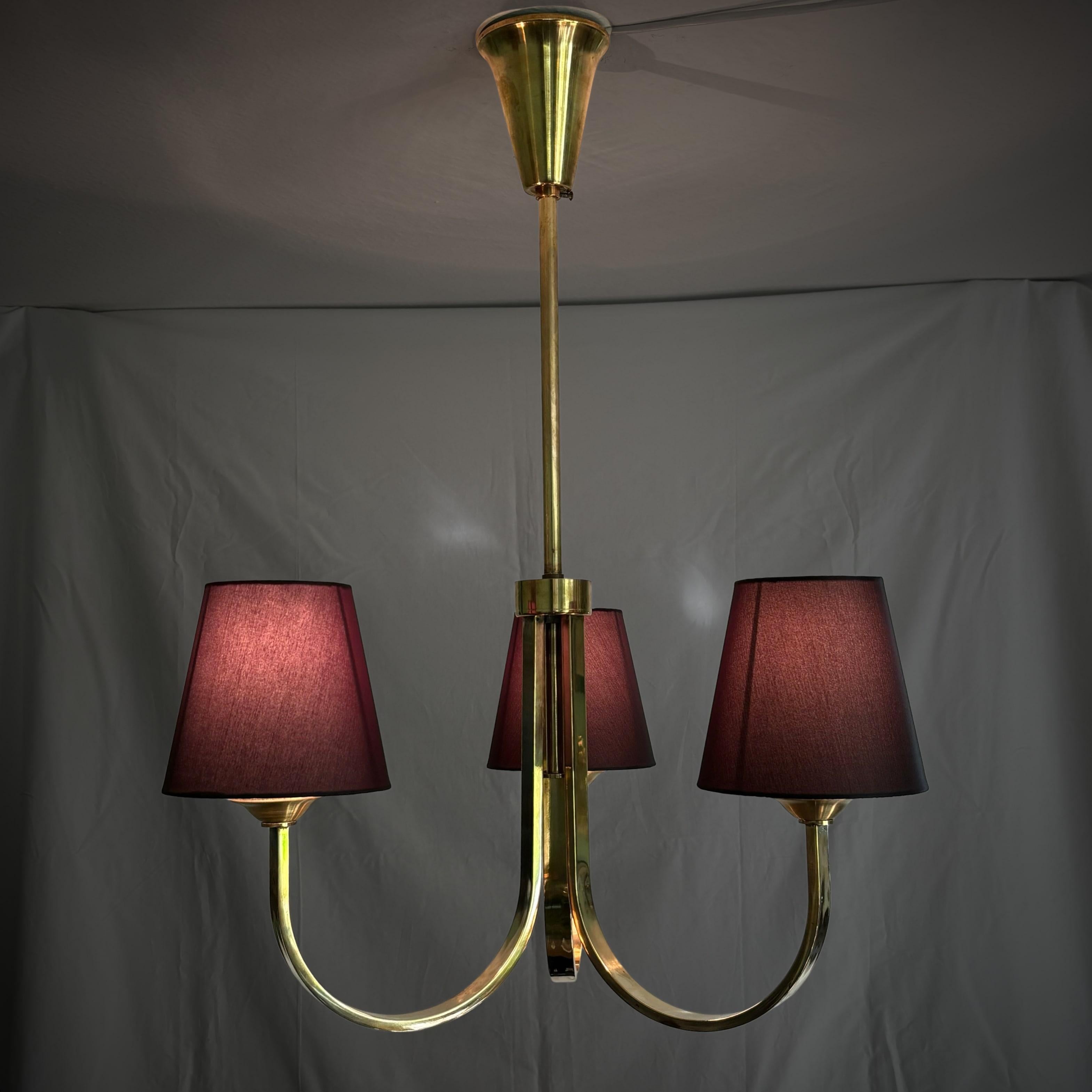 Lampadario modernista scandinavo in ottone con tre paralumi neri, Danimarca, anni '30 In condizioni buone in vendita a Forserum, SE