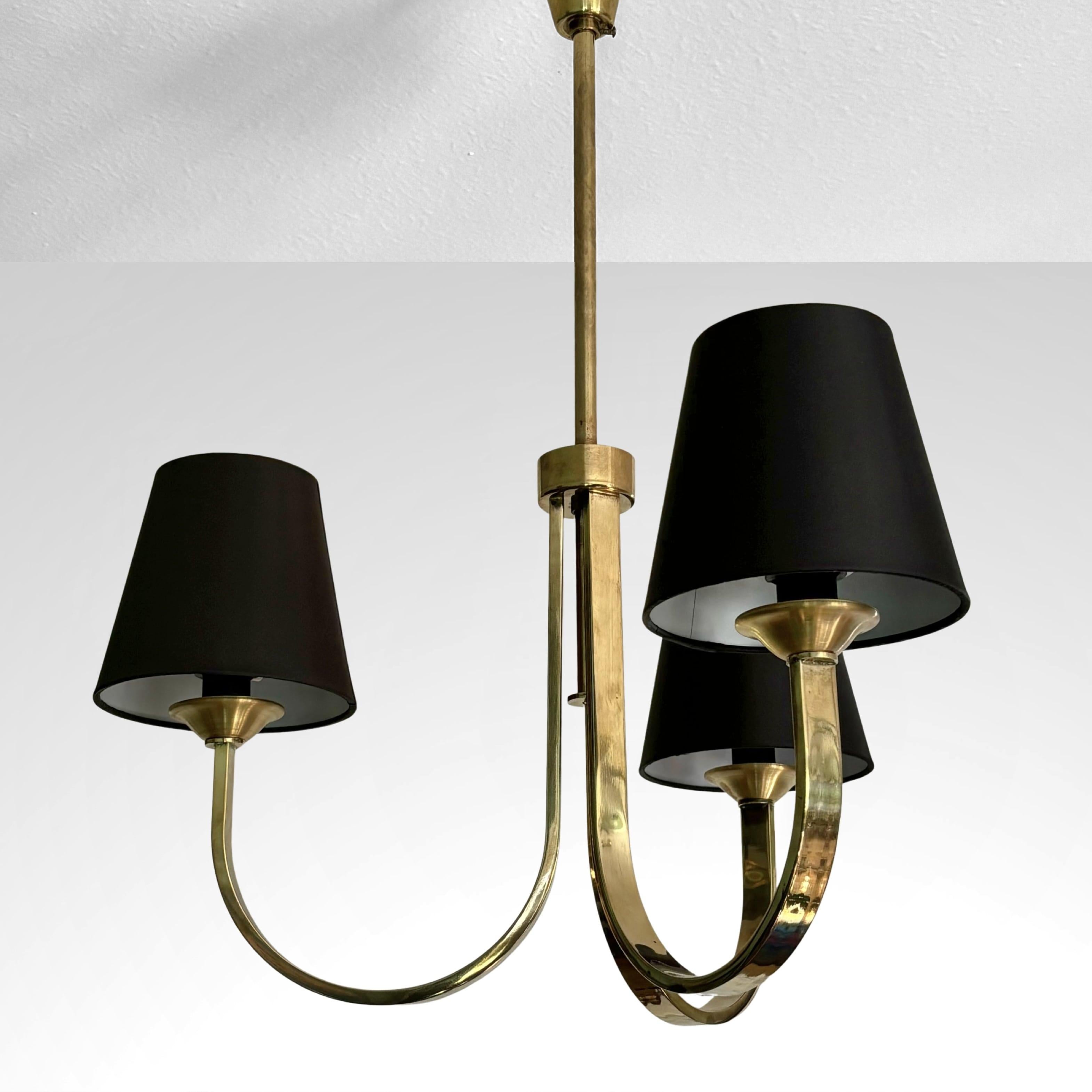 Metà XX secolo Lampadario modernista scandinavo in ottone con tre paralumi neri, Danimarca, anni '30 in vendita