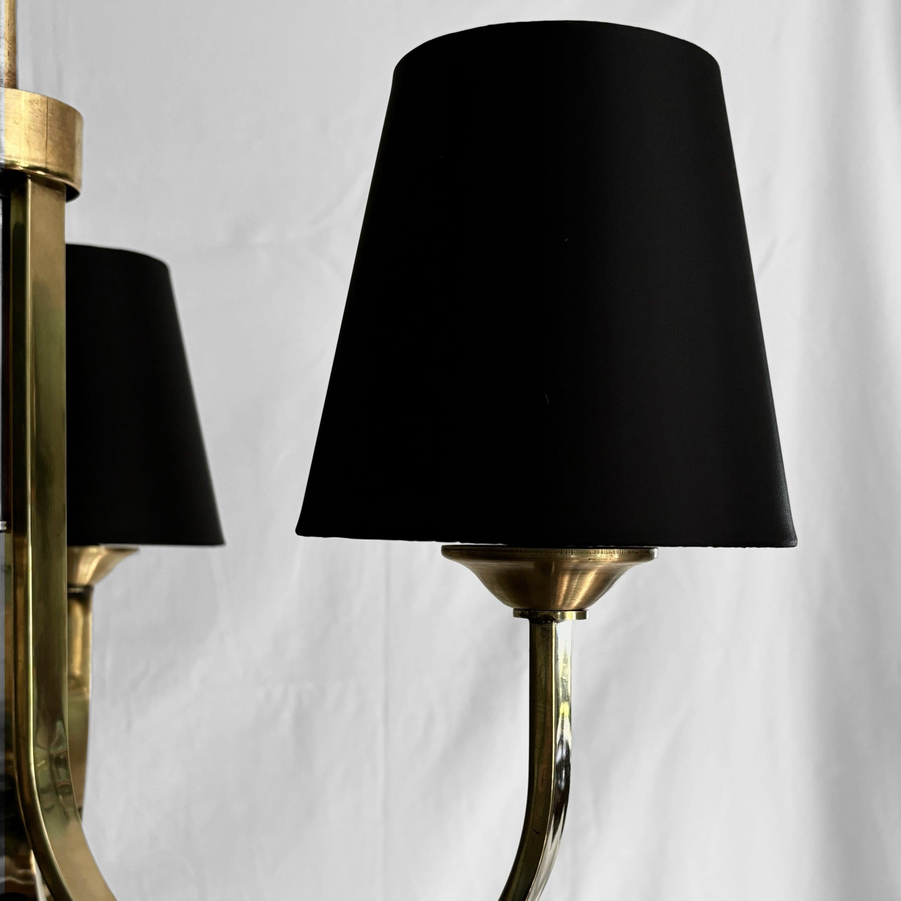 Lampadario modernista scandinavo in ottone con tre paralumi neri, Danimarca, anni '30 in vendita 1