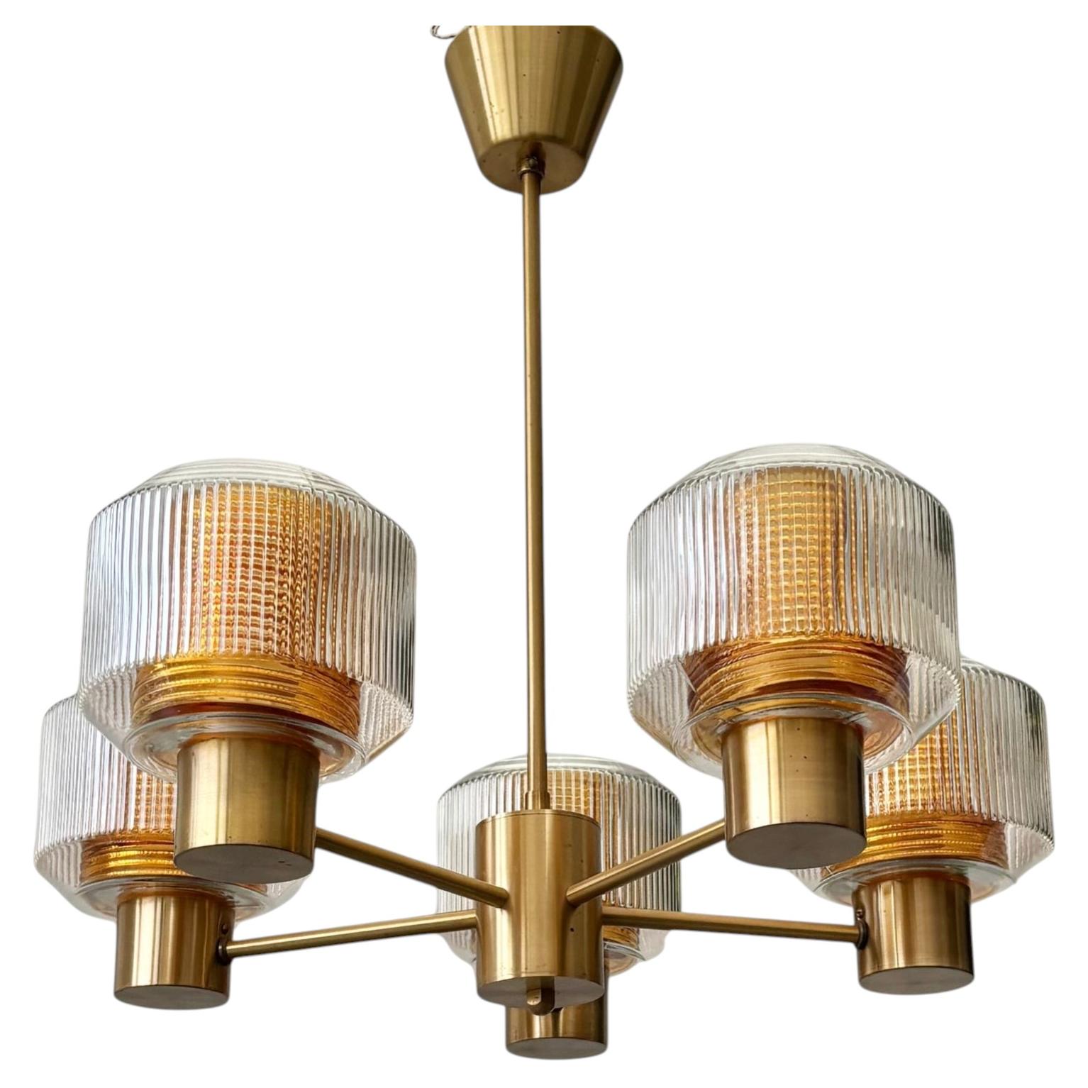 Lampadario modernista scandinavo, vetro e ottone con cinque bracci, Svezia, anni '60