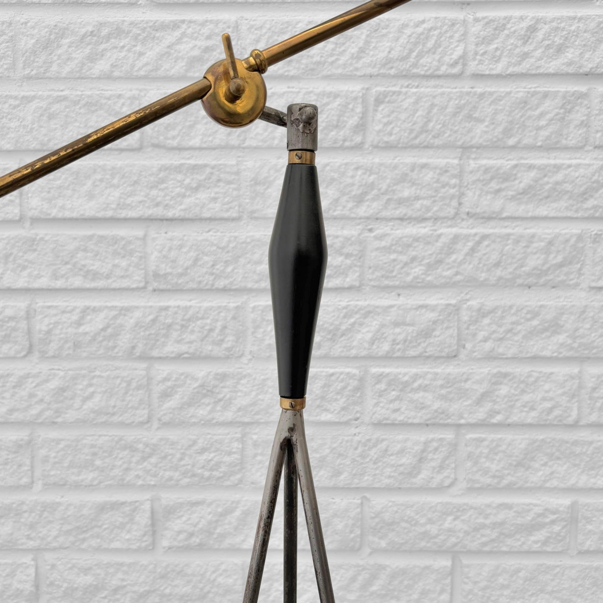 Lampadaire moderniste scandinave à contrepoids, laiton et acier, Suède, années 1950 en vente 3
