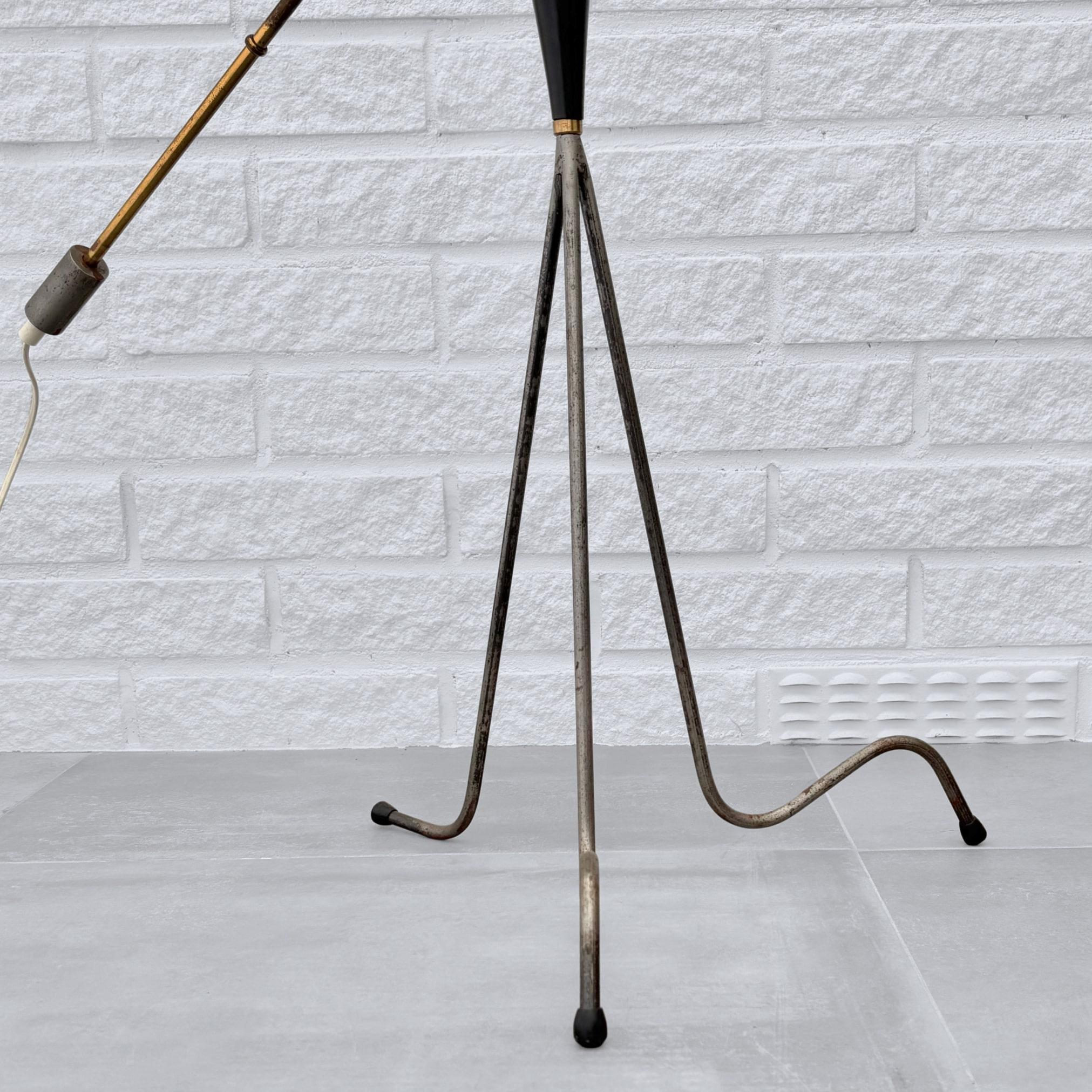 Lampadaire moderniste scandinave à contrepoids, laiton et acier, Suède, années 1950 en vente 4
