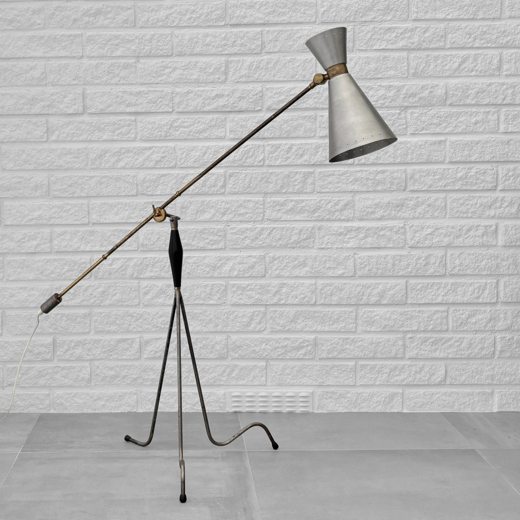 Rare lampadaire scandinave à contrepoids du milieu du siècle dernier, des années 1950, fabriqué en laiton et en acier. Il repose sur une base pivotante en forme de trépied, dont le sommet est orné d'un détail en bois en forme de diamant. Le bras en
