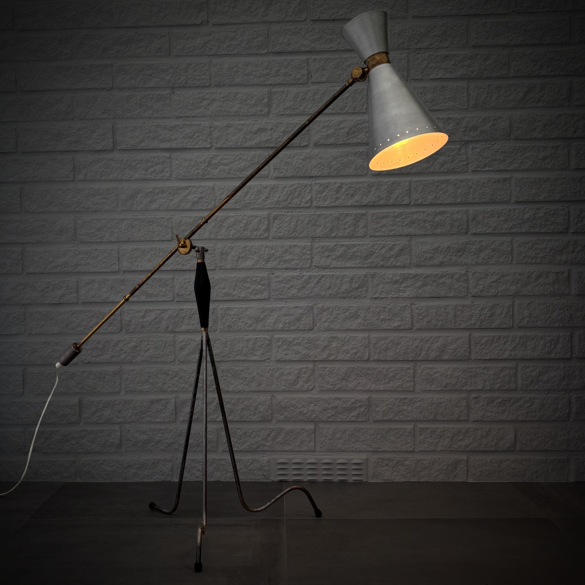 Mid-Century Modern Lampadaire moderniste scandinave à contrepoids, laiton et acier, Suède, années 1950 en vente