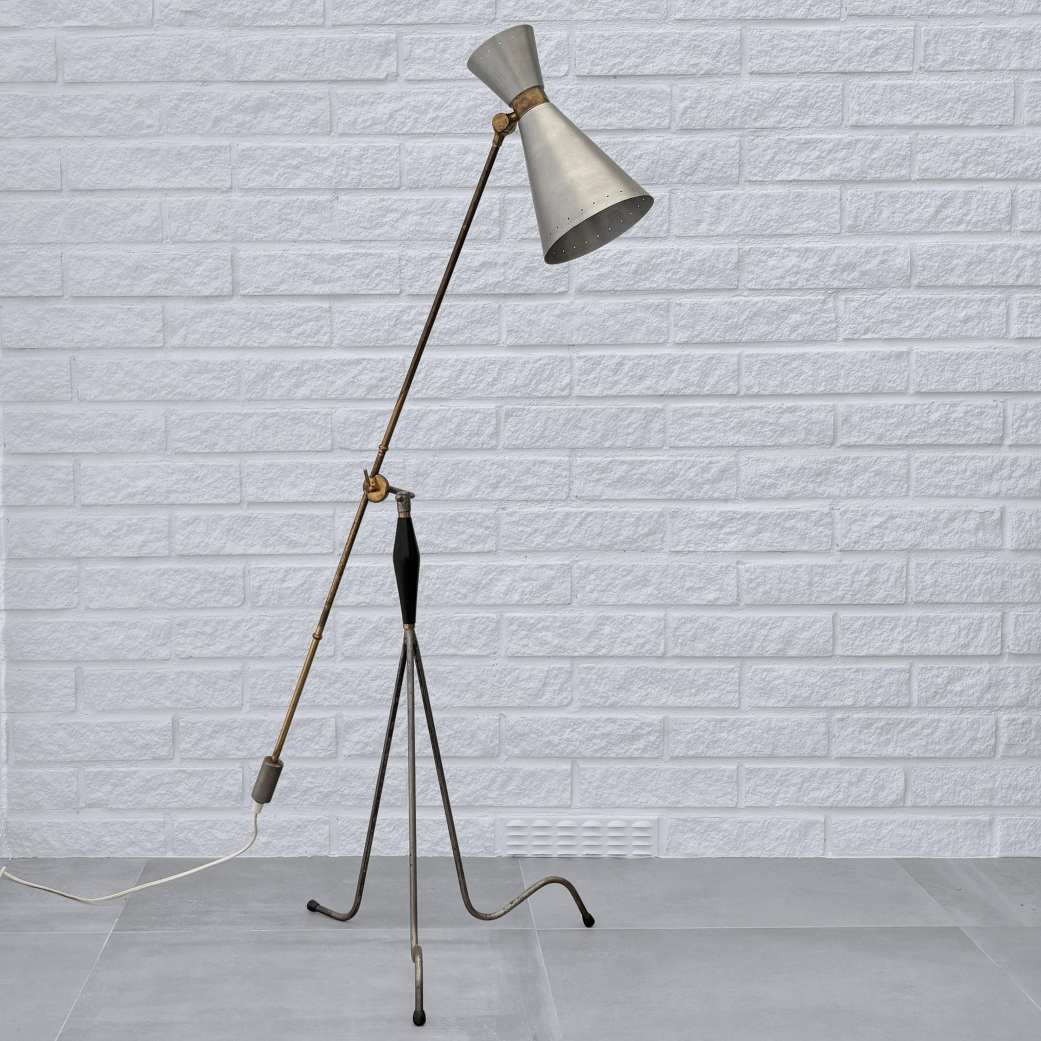 Suédois Lampadaire moderniste scandinave à contrepoids, laiton et acier, Suède, années 1950 en vente