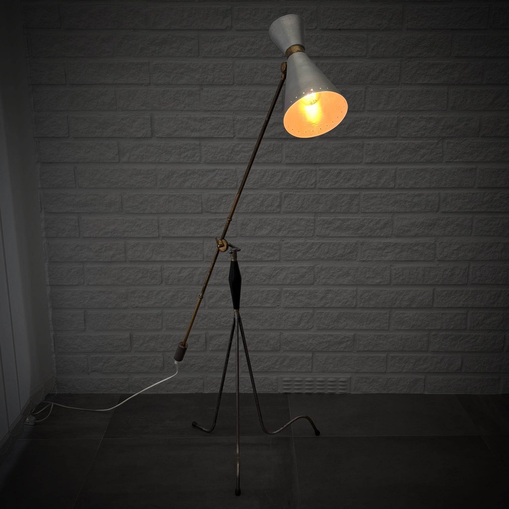 Lampadaire moderniste scandinave à contrepoids, laiton et acier, Suède, années 1950 Bon état - En vente à Forserum, SE
