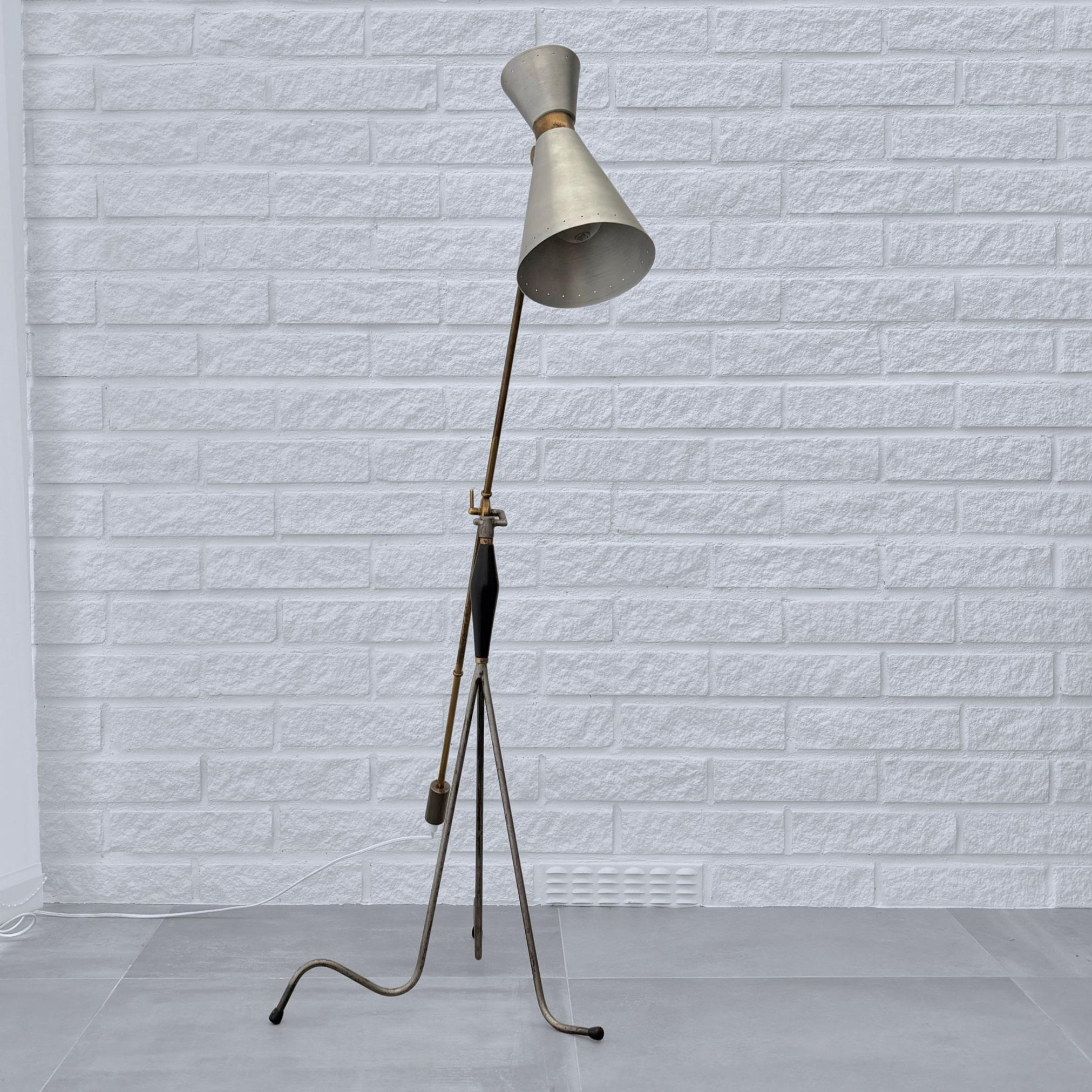 Milieu du XXe siècle Lampadaire moderniste scandinave à contrepoids, laiton et acier, Suède, années 1950 en vente