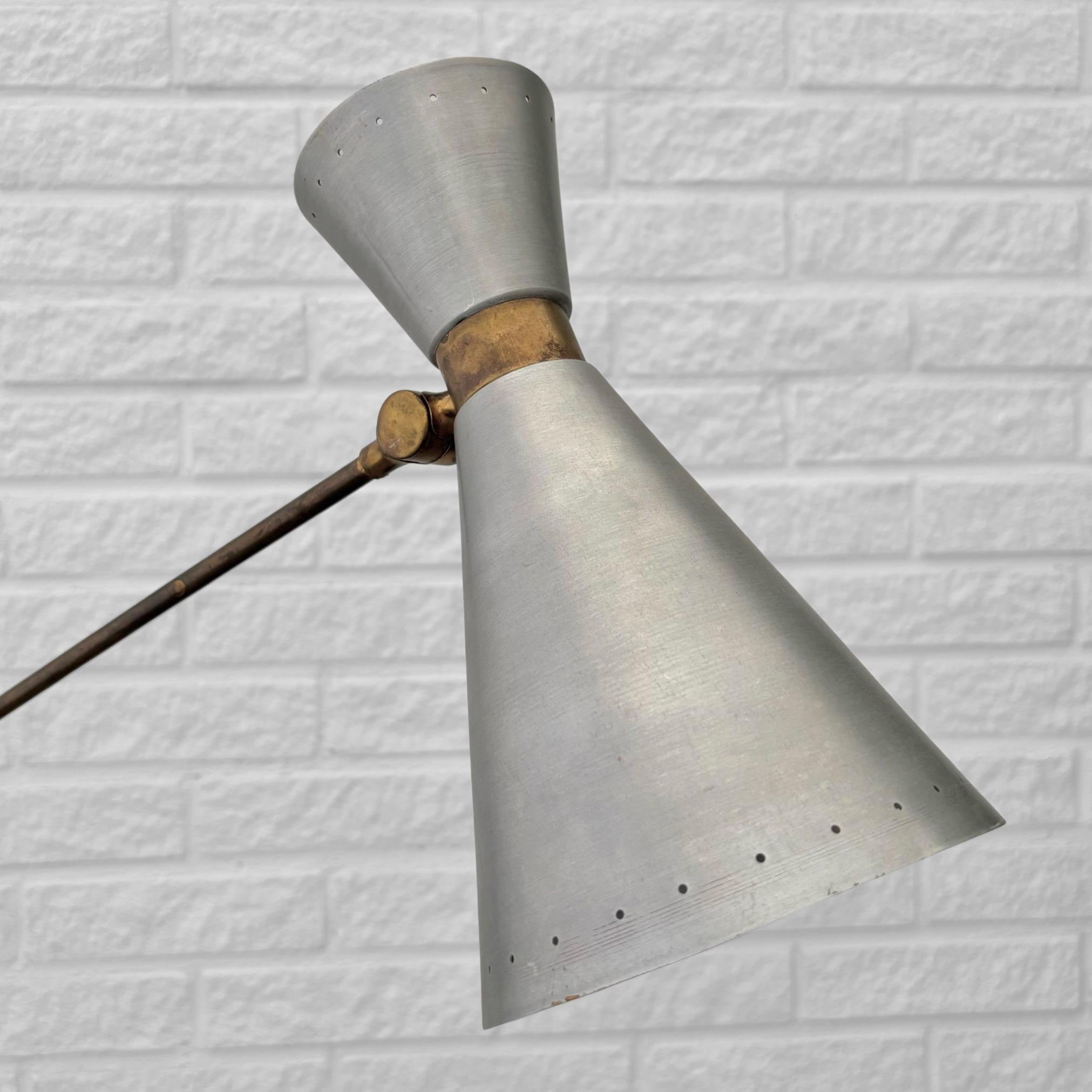 Aluminium Lampadaire moderniste scandinave à contrepoids, laiton et acier, Suède, années 1950 en vente