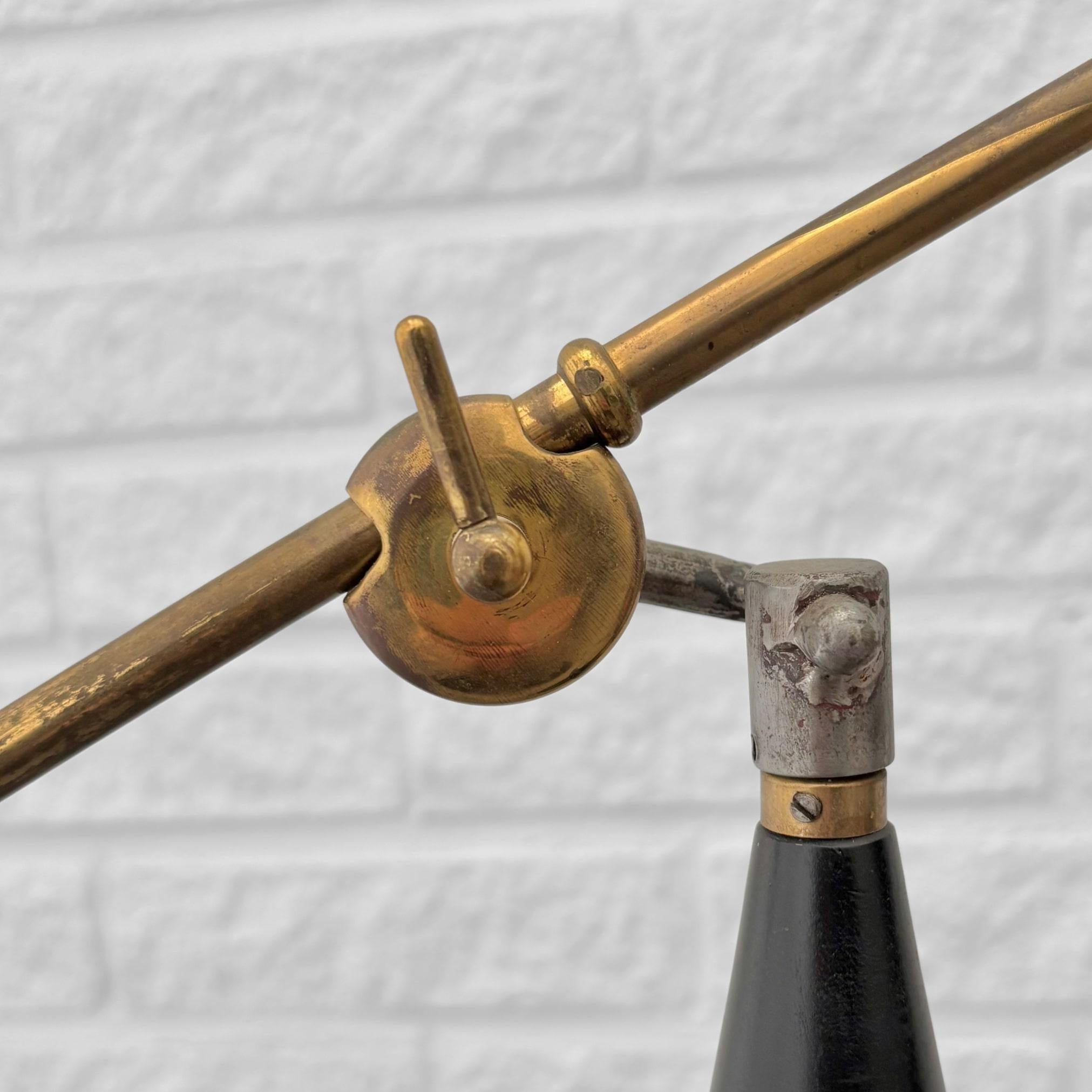 Lampadaire moderniste scandinave à contrepoids, laiton et acier, Suède, années 1950 en vente 2