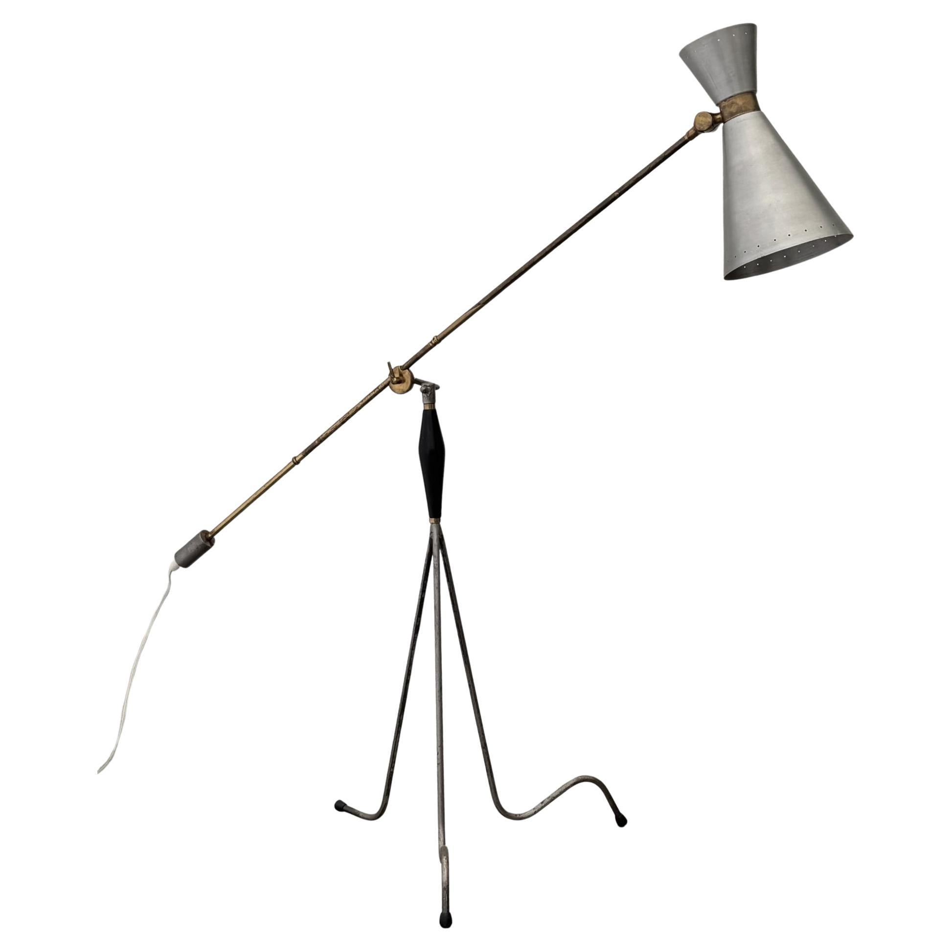 Lampadaire moderniste scandinave à contrepoids, laiton et acier, Suède, années 1950 en vente