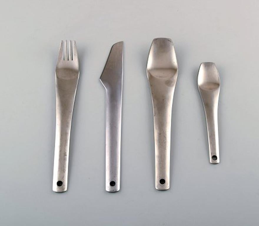Scandinavian modernist design stainless steel cutlery. 4-person dinner service consisting of dinner fork, dinner knife, dinner spoon and tea spoon, 1970s.
In very good condition.
The knife measures: 21.3 cm.
