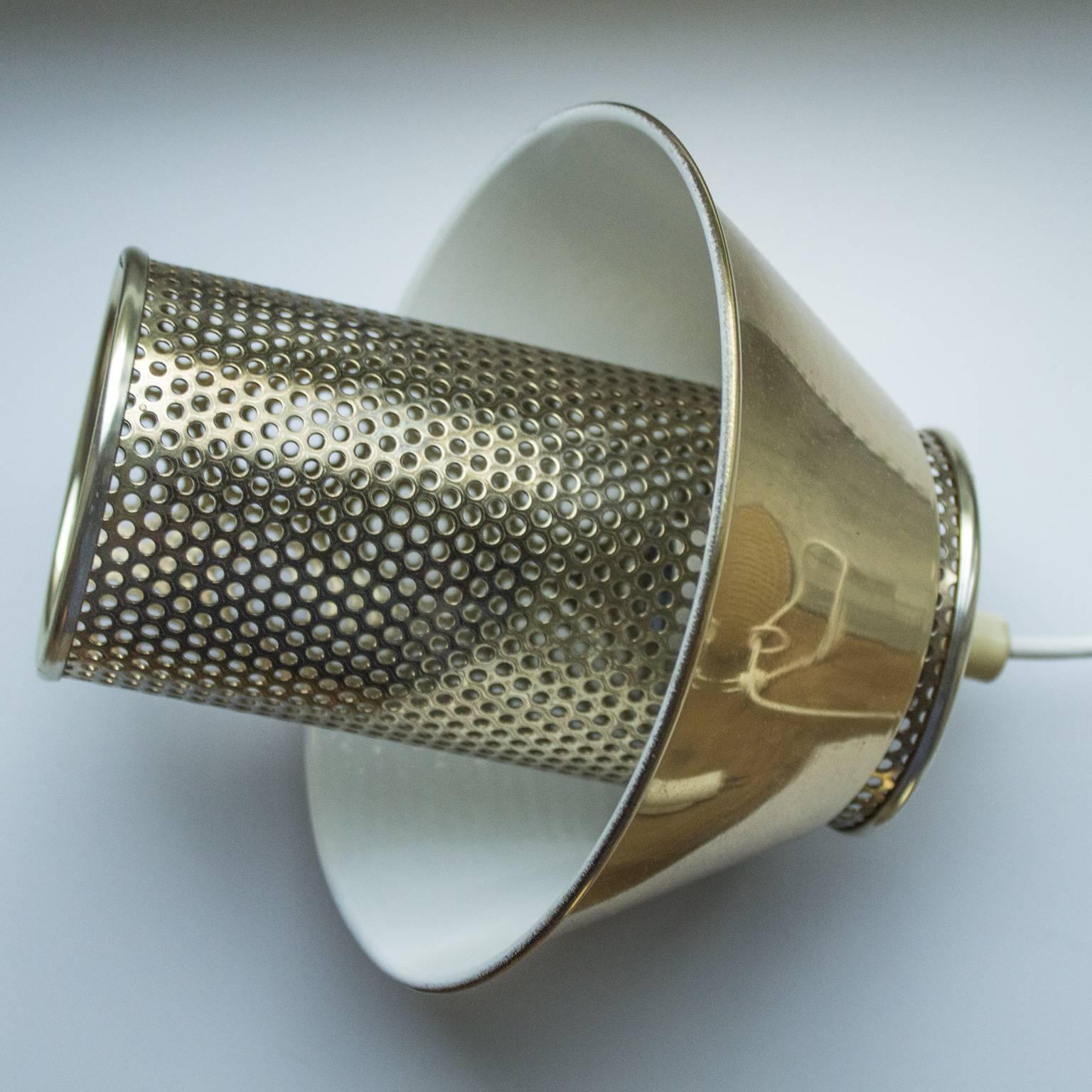 Zwei kleine und sehr seltene Anhänger aus gelbem Messing von Hans Agne Jakobsson Markaryd mit Perforation und einem Messinghut. Sehr guter Zustand, leichte Kratzer und Glühspuren.