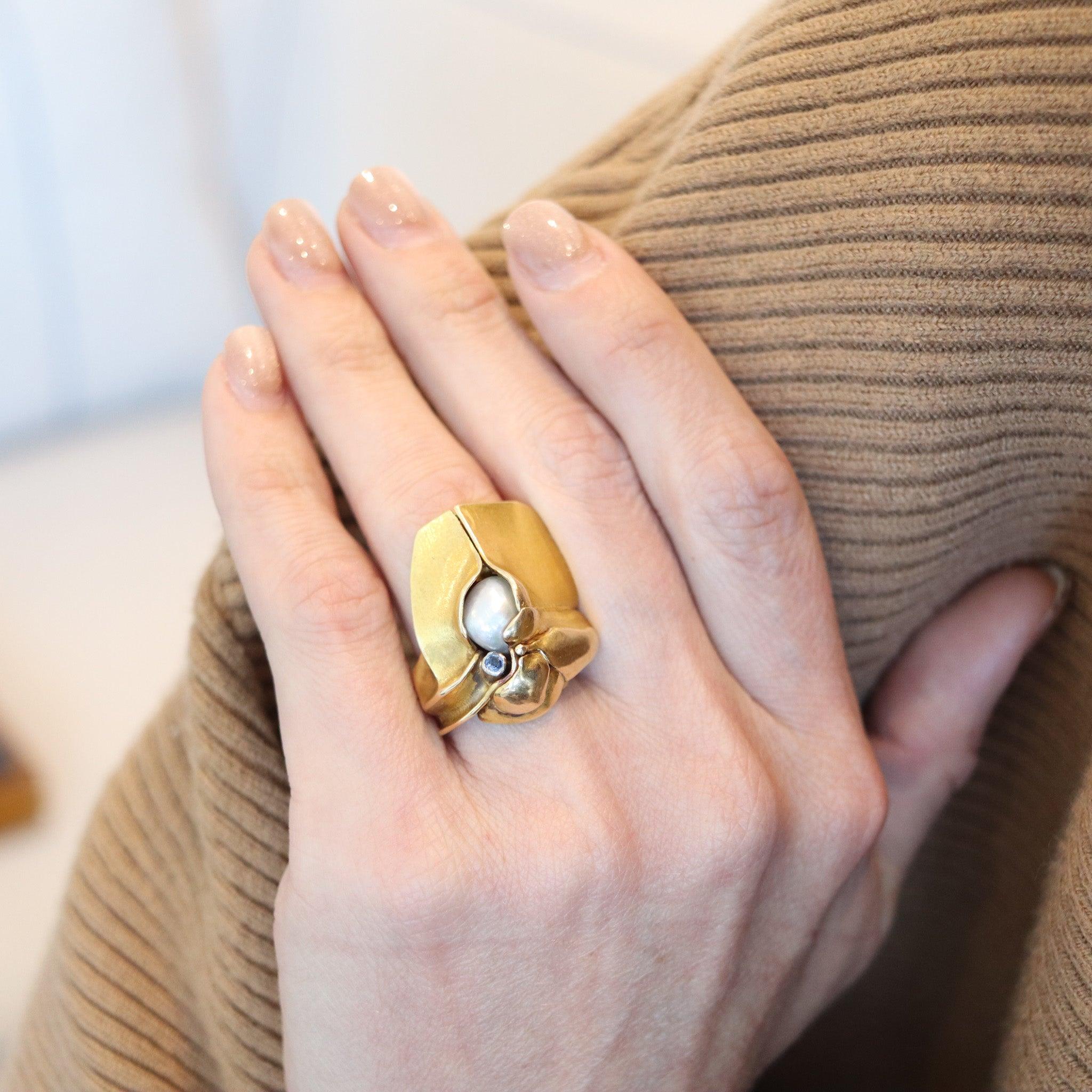 Une bague de cocktail sculpturale scandinave.

Il s'agit d'une étonnante bague de cocktail créée dans la région de l'Europe du Nord, dans les années 1970. Cette bague sculpturale scandinave est une pièce unique réalisée de main de maître par un