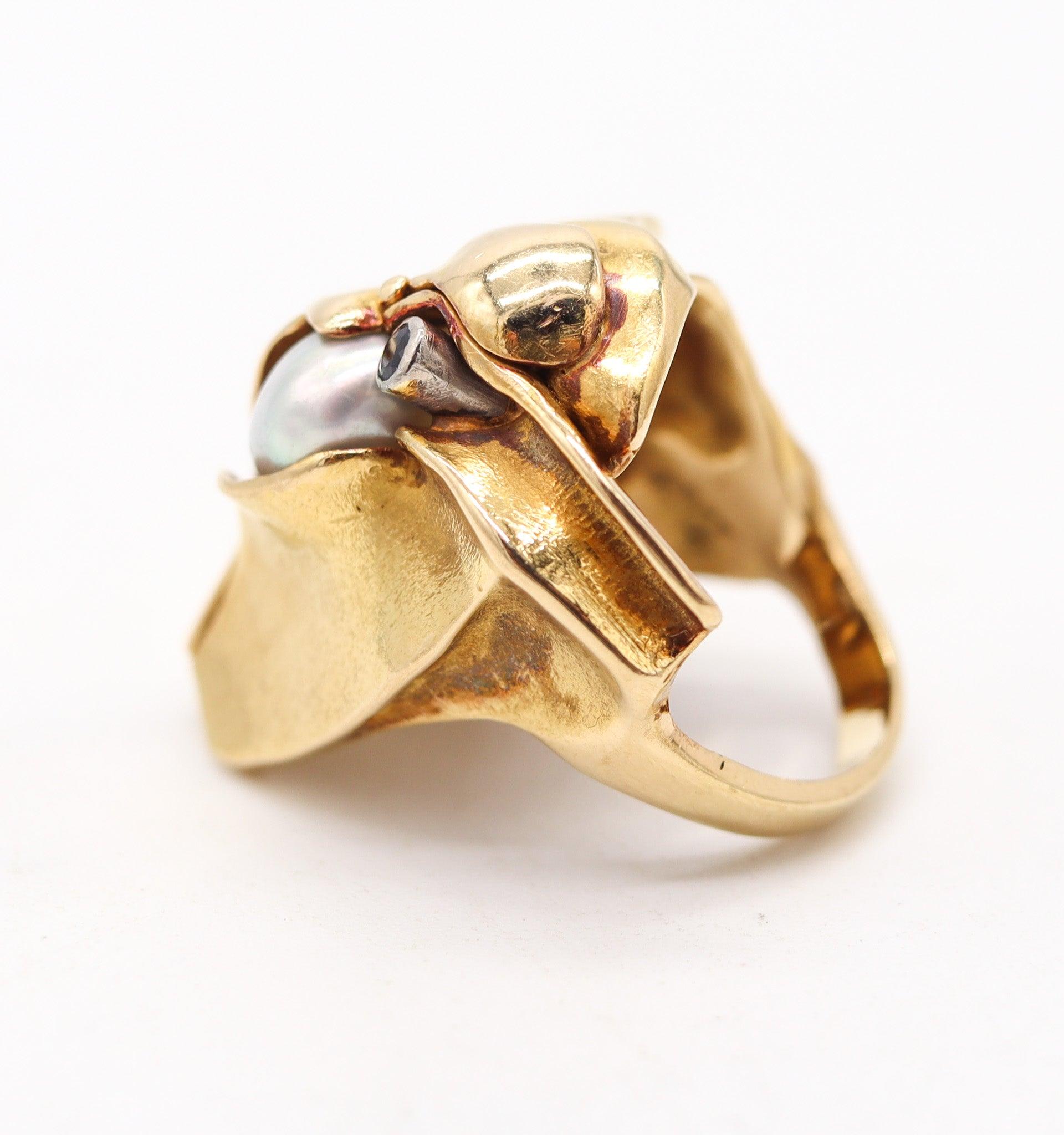 Moderne SCANDINAVIAN Bague cocktail organique moderniste en or 18Kt avec saphir et perle en vente