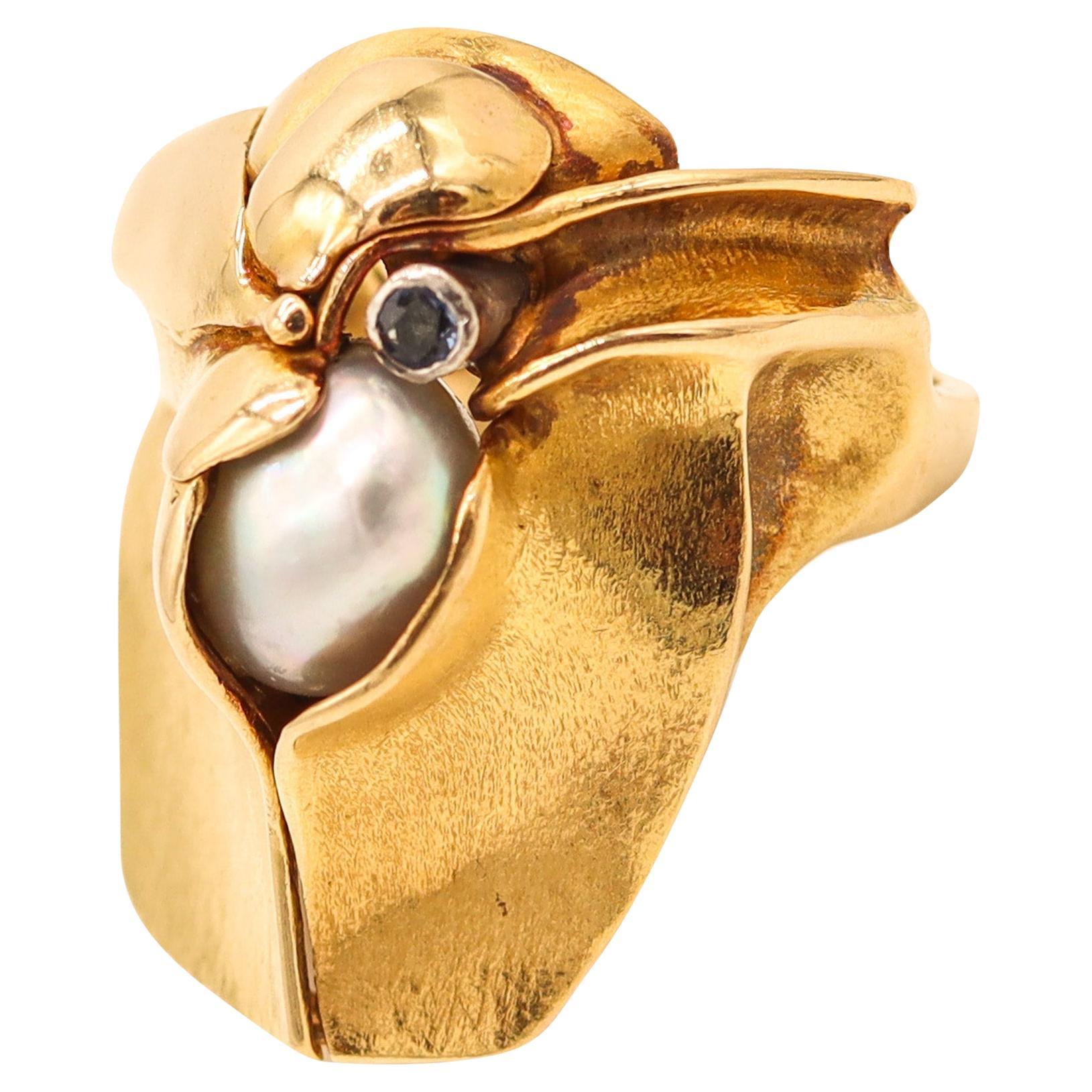 SCANDINAVIAN Bague cocktail organique moderniste en or 18Kt avec saphir et perle en vente
