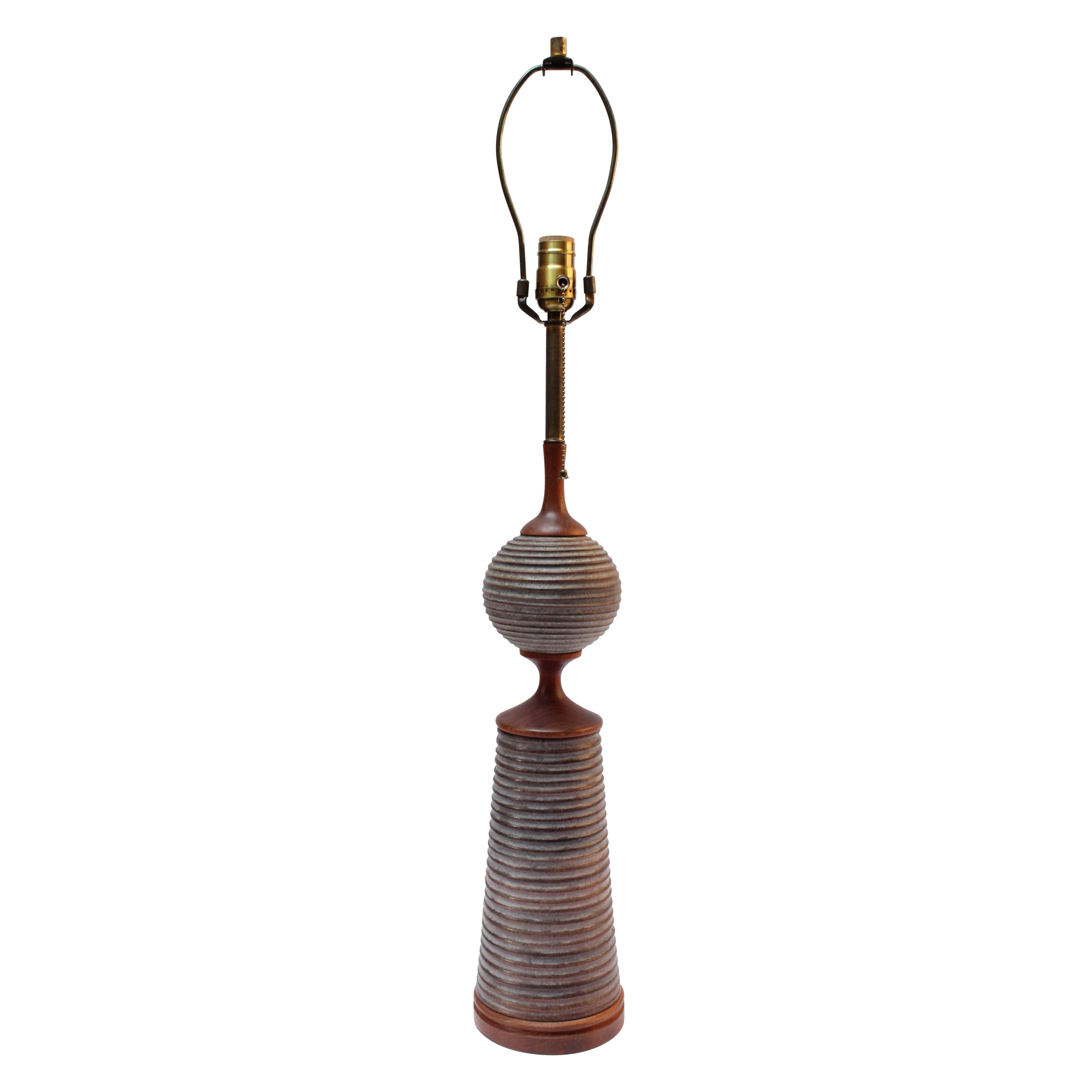 Lampada da tavolo scultorea scandinava modernista in teak e ceramica