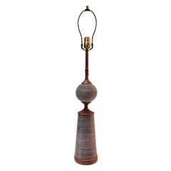 Lampada da tavolo scultorea scandinava modernista in teak e ceramica