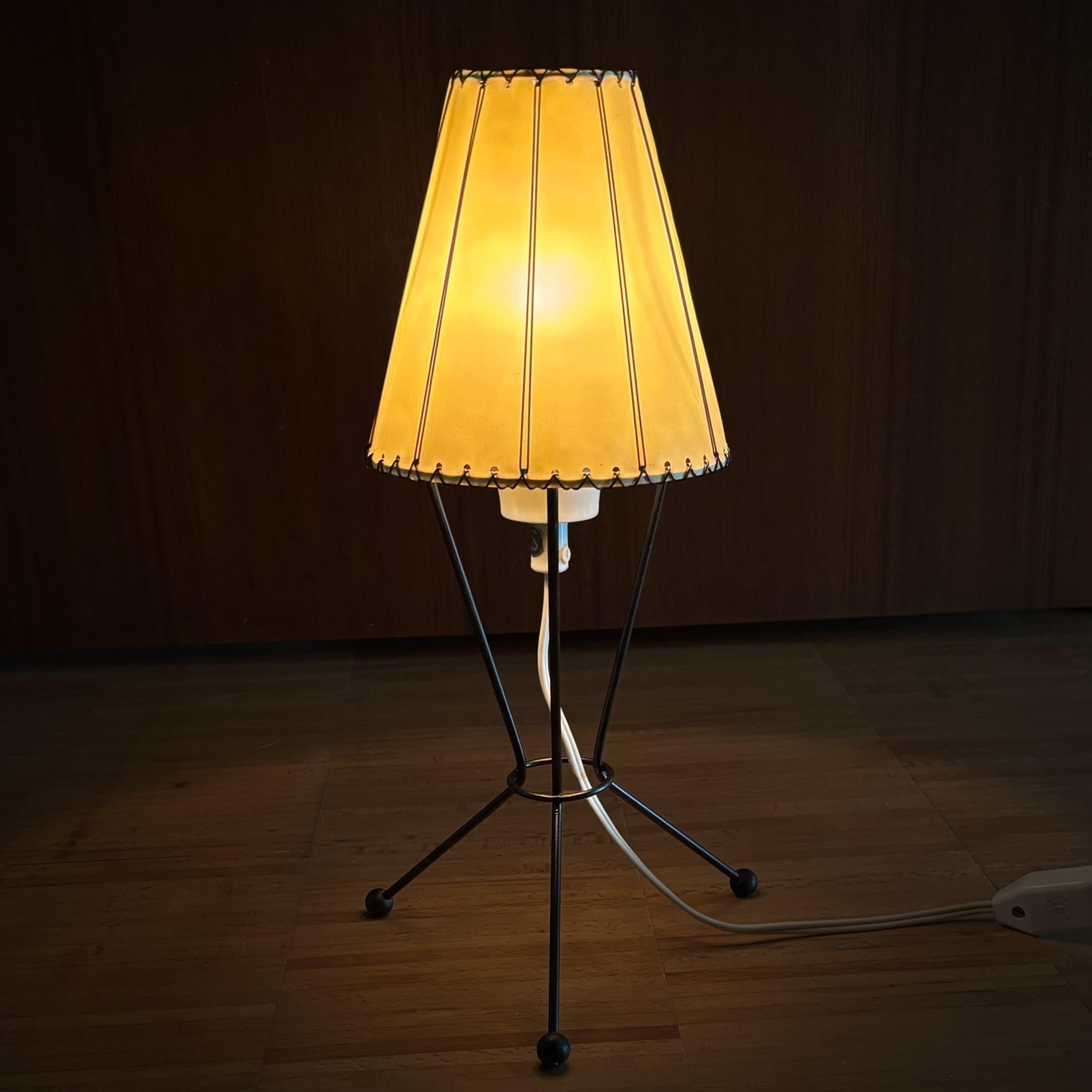 Lámpara de mesa modernista escandinava B10 de LECO Armatur AB, Suecia. 1950s Escandinavo moderno en venta