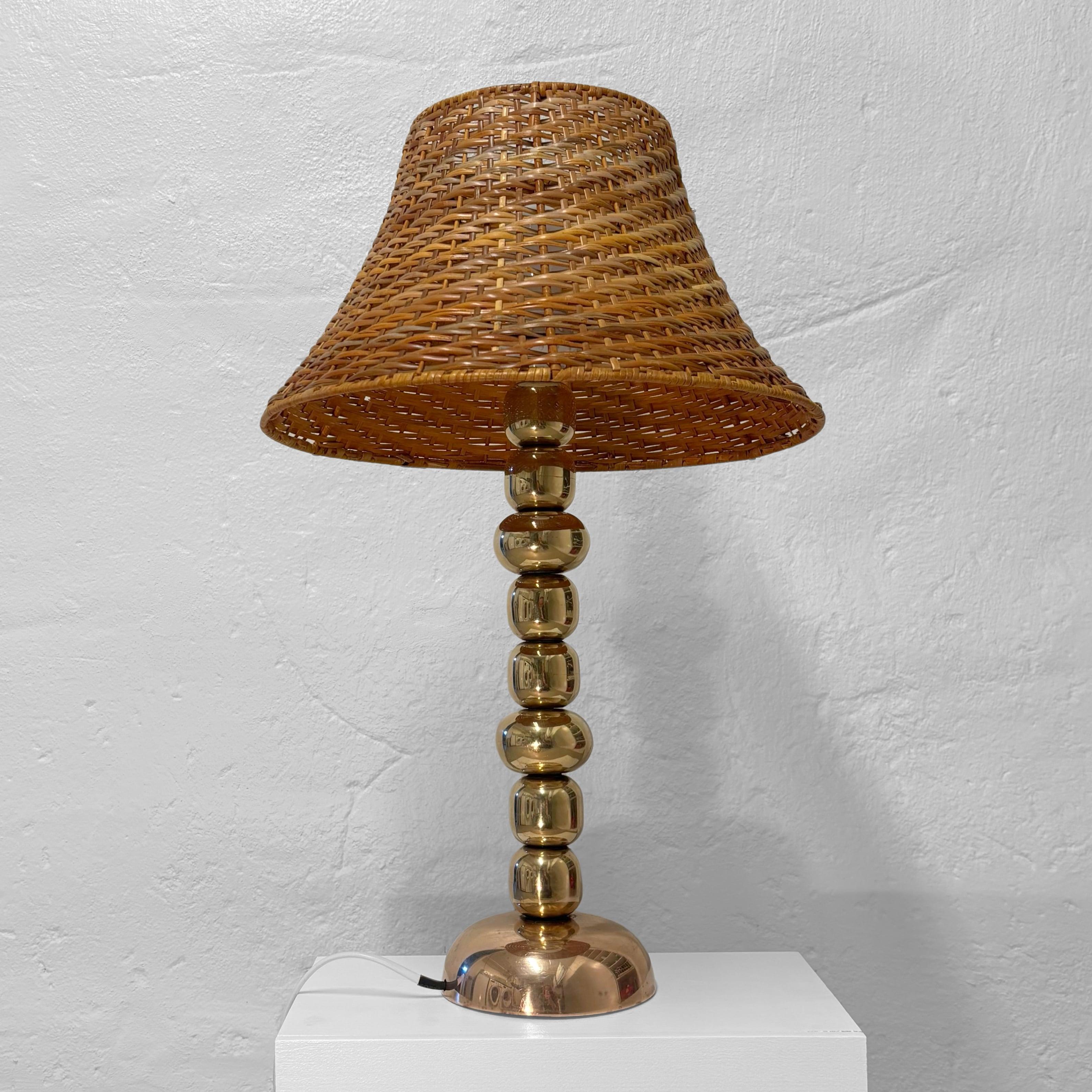Lampe de table moderniste sculpturale, composée de huit sphères elliptiques en laiton reposant sur une base en forme de dôme. Produit par un fabricant suédois non identifié dans les années 1960. Elle est dotée d'un support de lampe E27 standard et