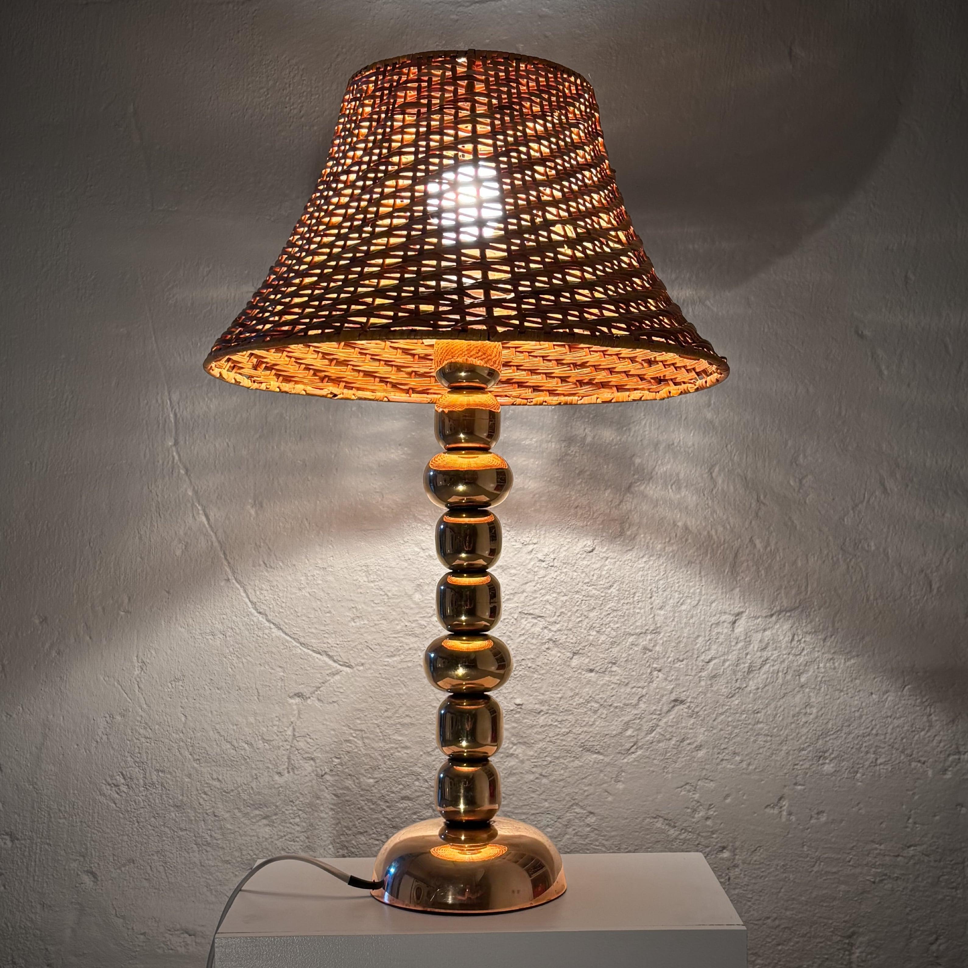 Scandinave moderne Lampe de table moderniste scandinave, sphères en laiton et rotin, Suède, années 1960 en vente