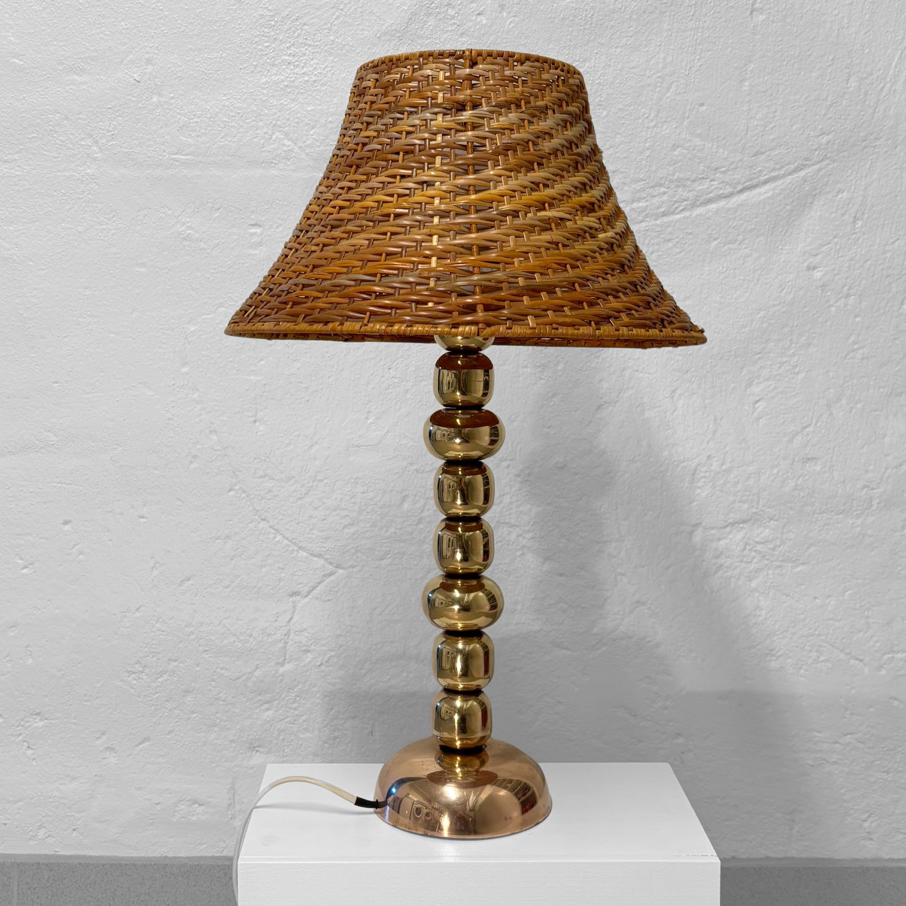 Suédois Lampe de table moderniste scandinave, sphères en laiton et rotin, Suède, années 1960 en vente