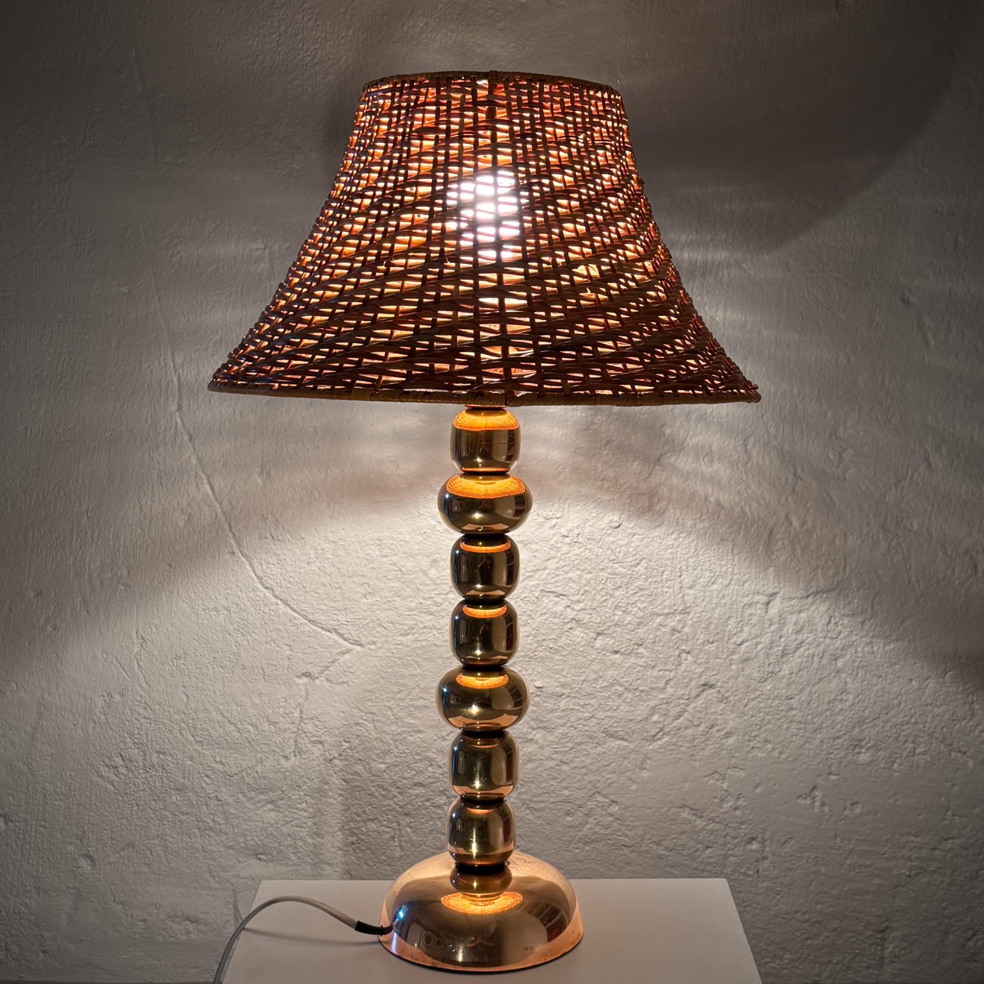 Lampe de table moderniste scandinave, sphères en laiton et rotin, Suède, années 1960 Bon état - En vente à Forserum, SE