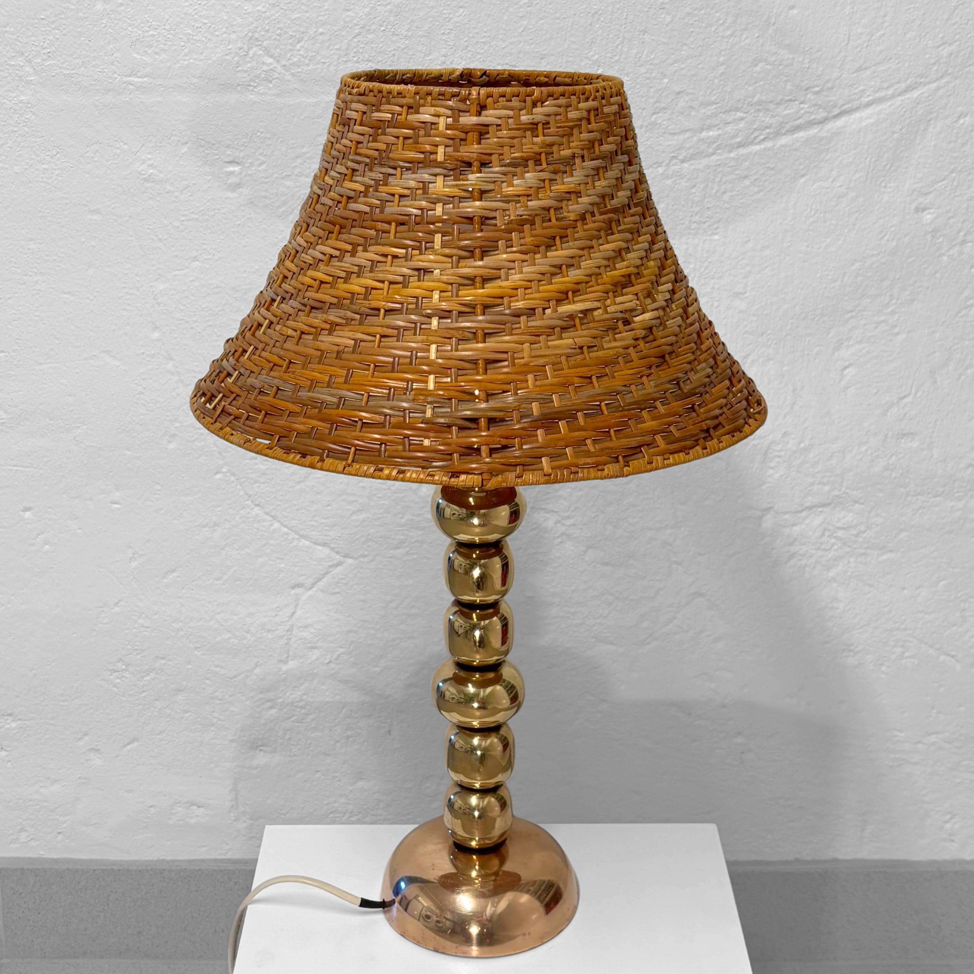 Milieu du XXe siècle Lampe de table moderniste scandinave, sphères en laiton et rotin, Suède, années 1960 en vente