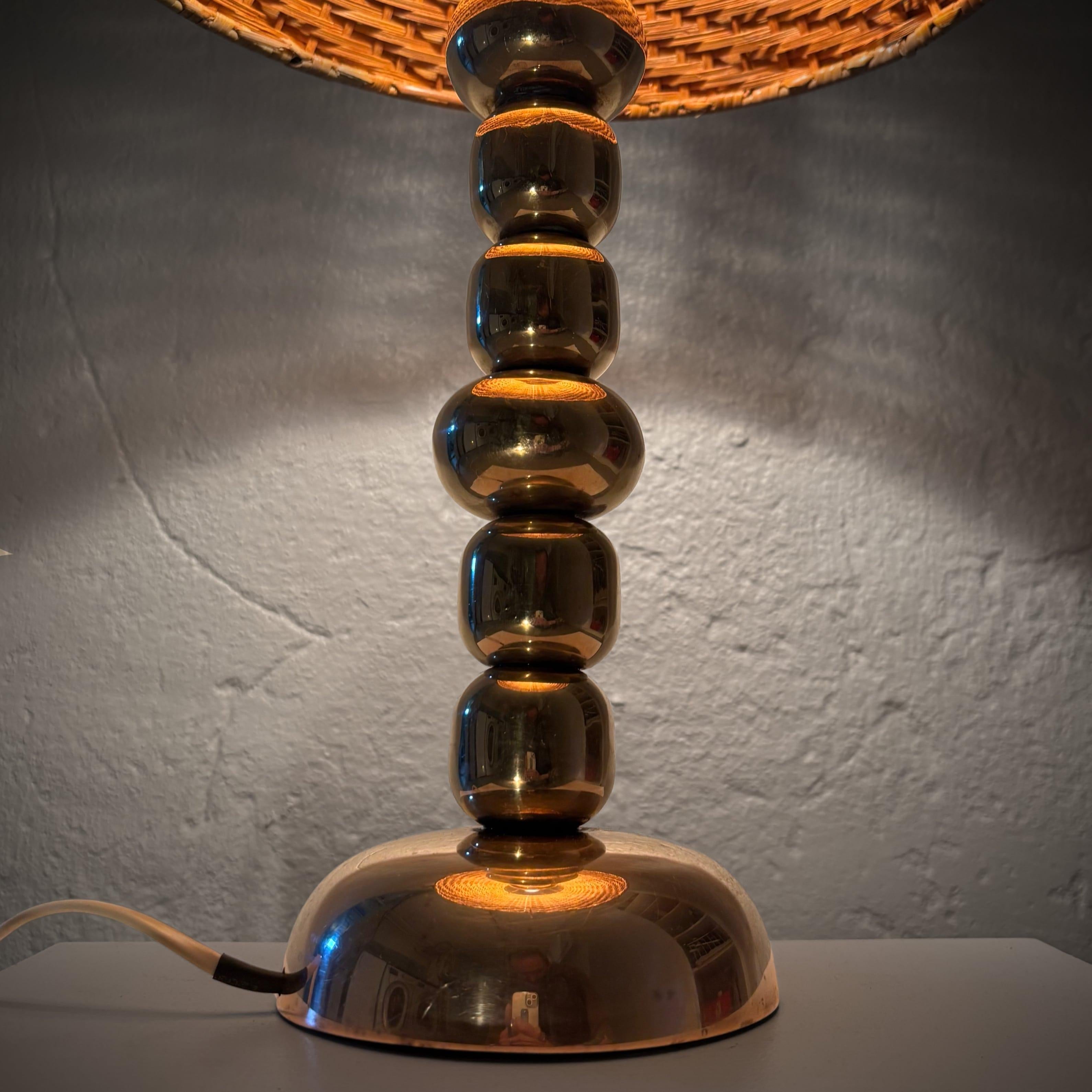 Laiton Lampe de table moderniste scandinave, sphères en laiton et rotin, Suède, années 1960 en vente