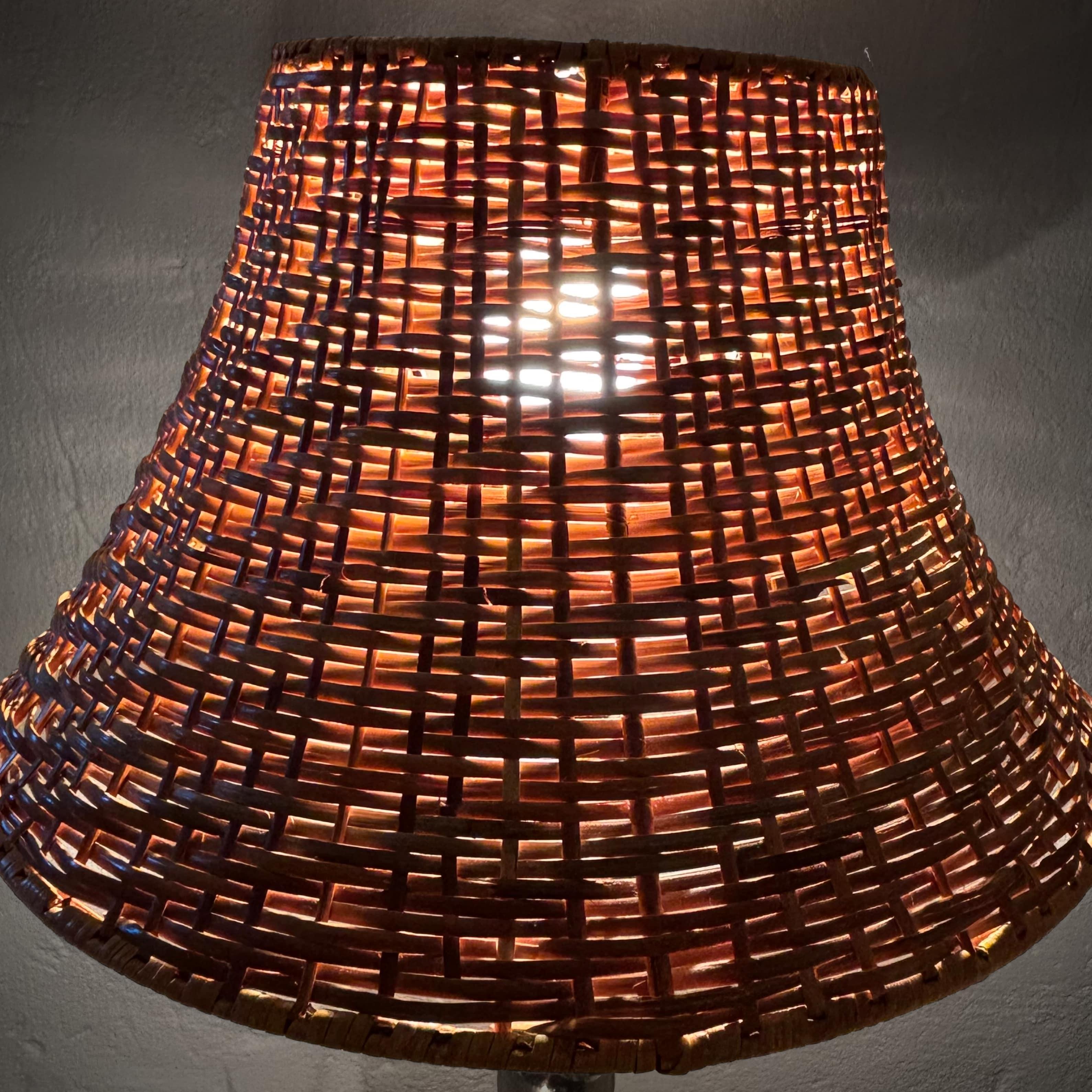 Lampe de table moderniste scandinave, sphères en laiton et rotin, Suède, années 1960 en vente 1