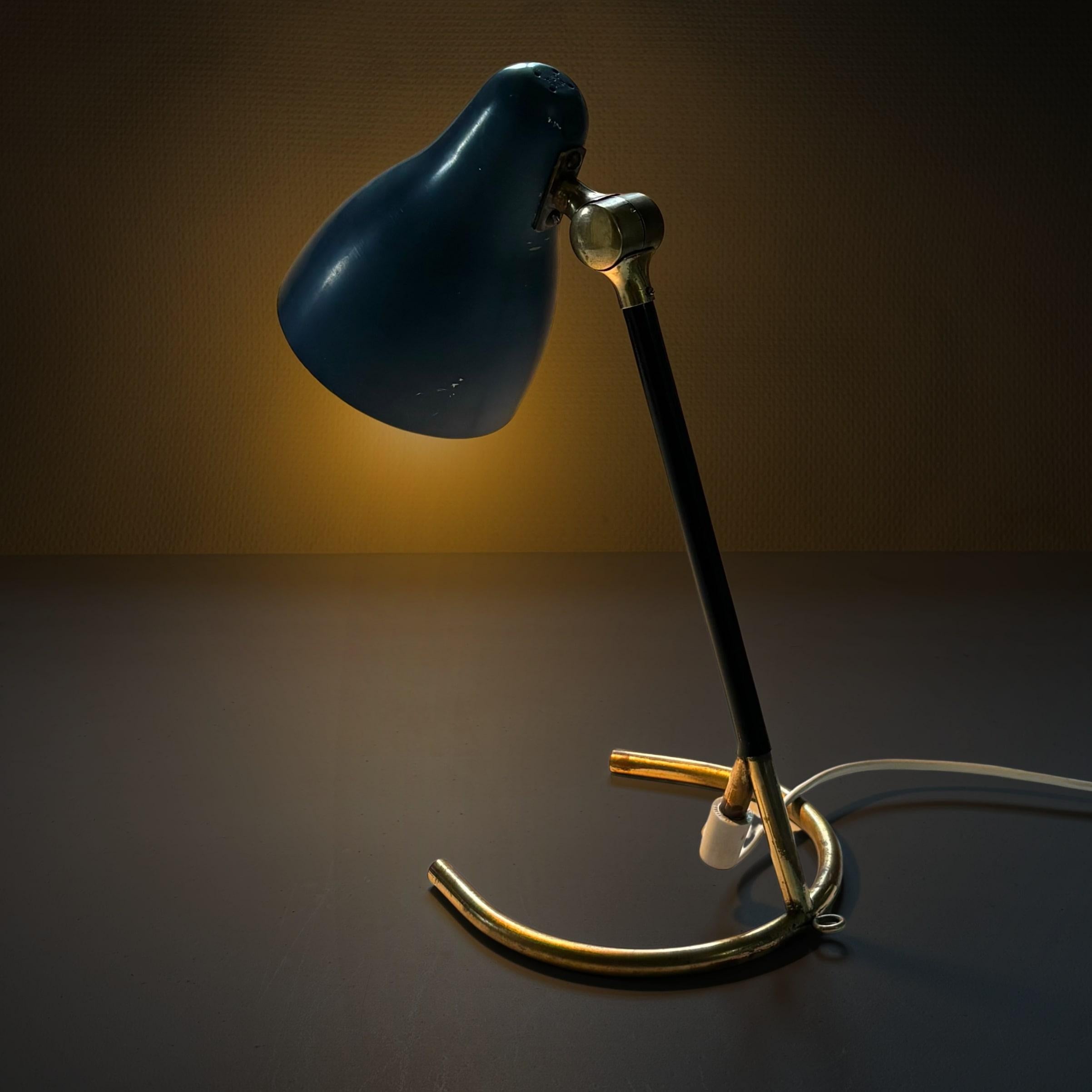 Swedish Scandinavian modernist table lamp model FÅ 501, brass and steel, Sweden, 1950s For Sale
