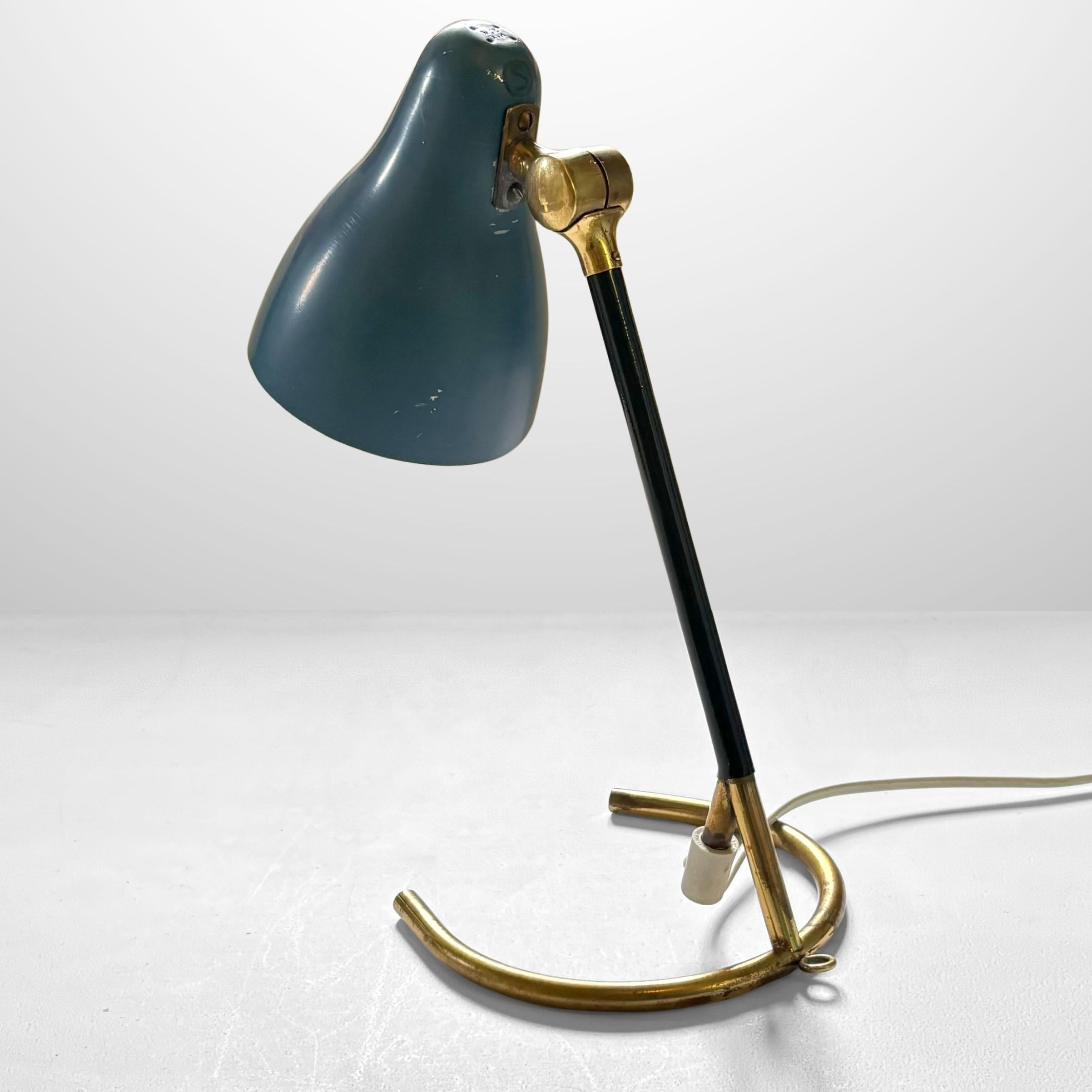 Scandinavian modernist table lamp model FÅ 501, brass and steel, Sweden, 1950s In Fair Condition For Sale In Forserum, SE