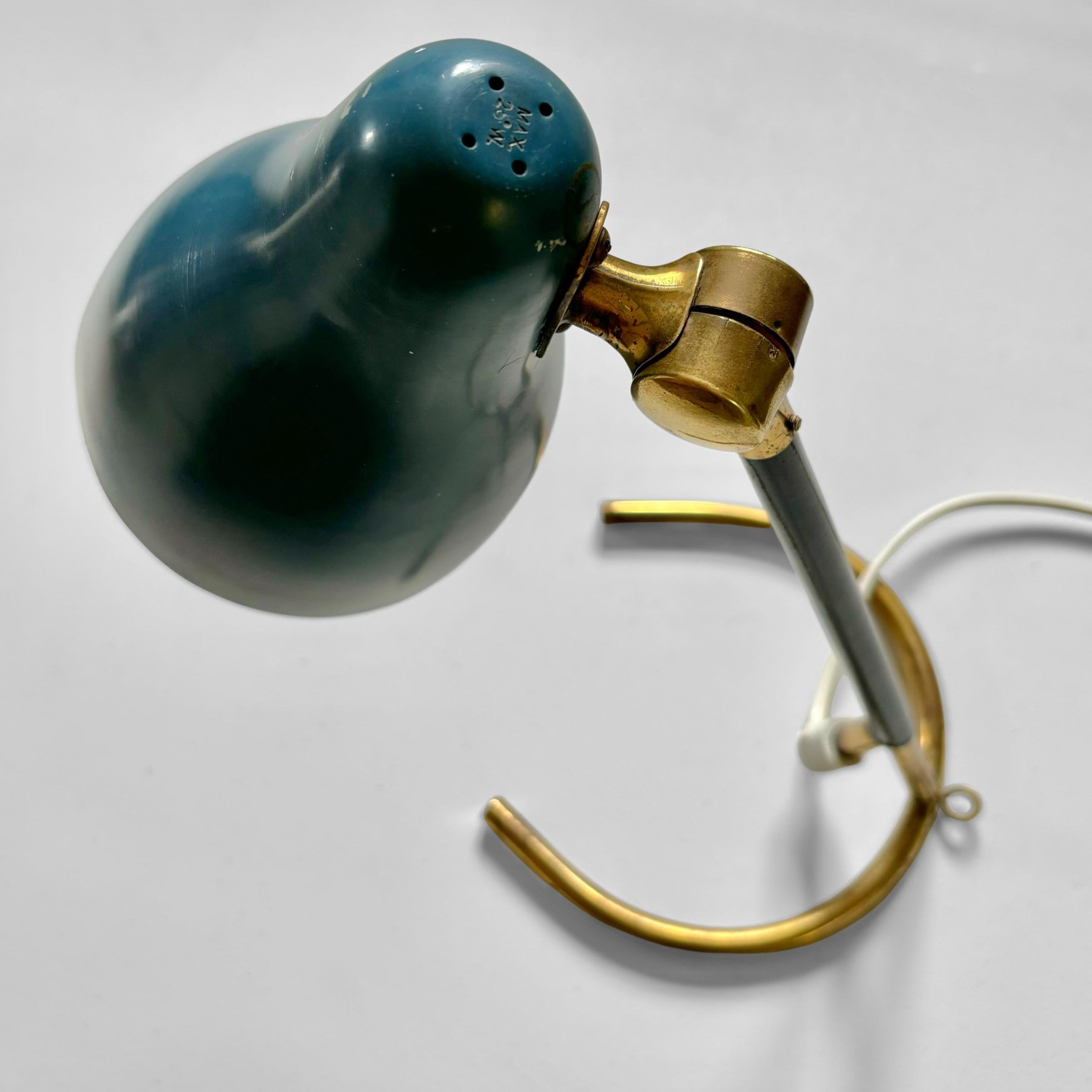 Brass Scandinavian modernist table lamp model FÅ 501, brass and steel, Sweden, 1950s For Sale
