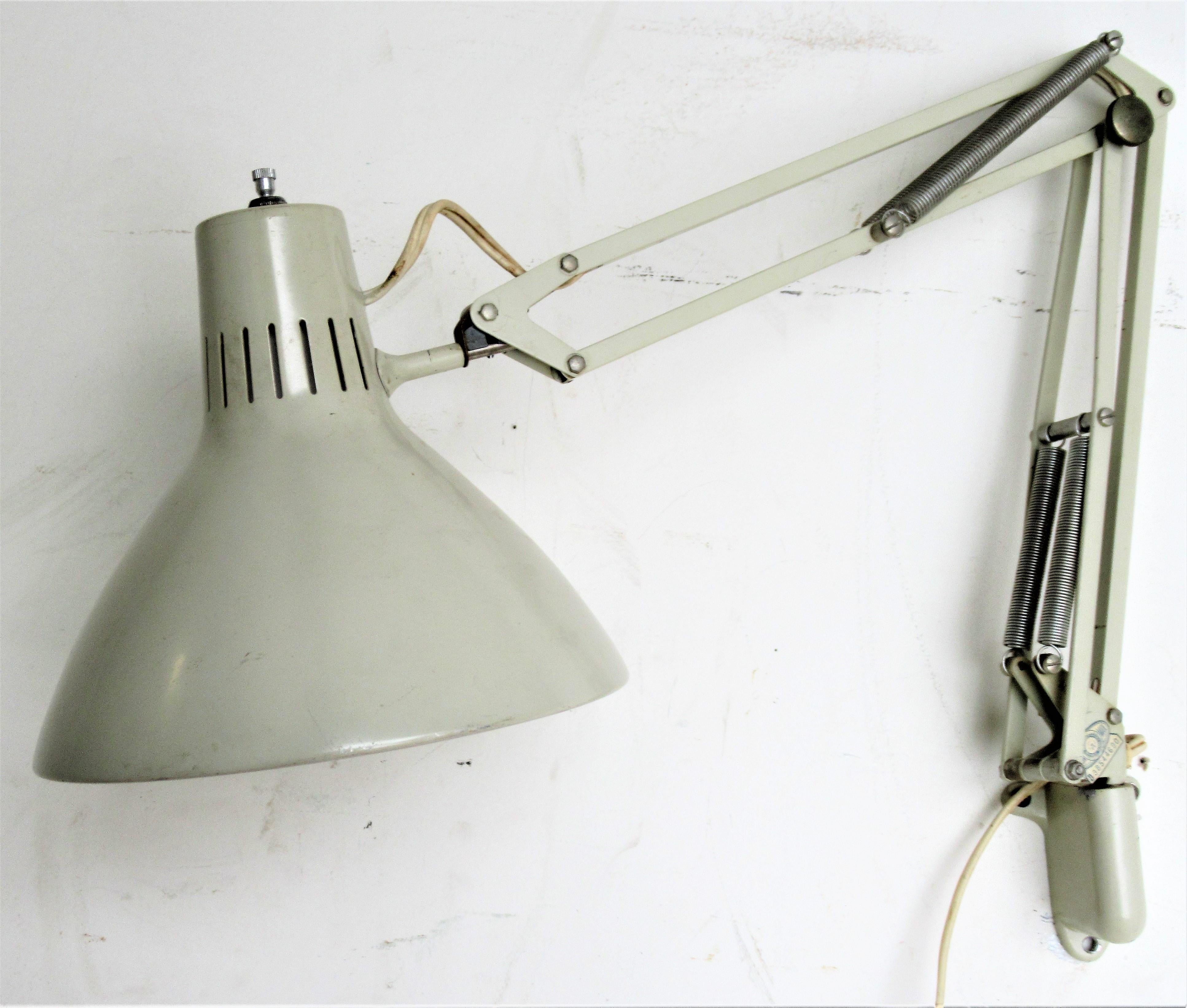 Une paire assortie de lampes murales Luxo multi-positions laquées blanc crème scandinaves modernes en excellent état vintage d'origine. Regardez toutes les photos et lisez le rapport de condition dans la section des commentaires.