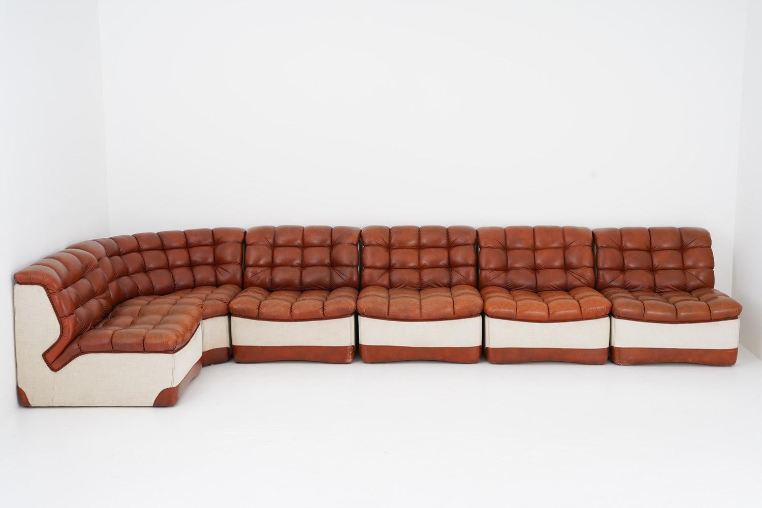 Sehr seltenes Sofa, Modell 008 von Overman, Tranås, Schweden 1970er Jahre.
Dieses Sofa besteht aus sechs Teilen, die aus geformtem Fiberglas hergestellt und mit Leinen und cognacfarbenem Leder gepolstert sind. Die Glasfaserkonstruktion macht es