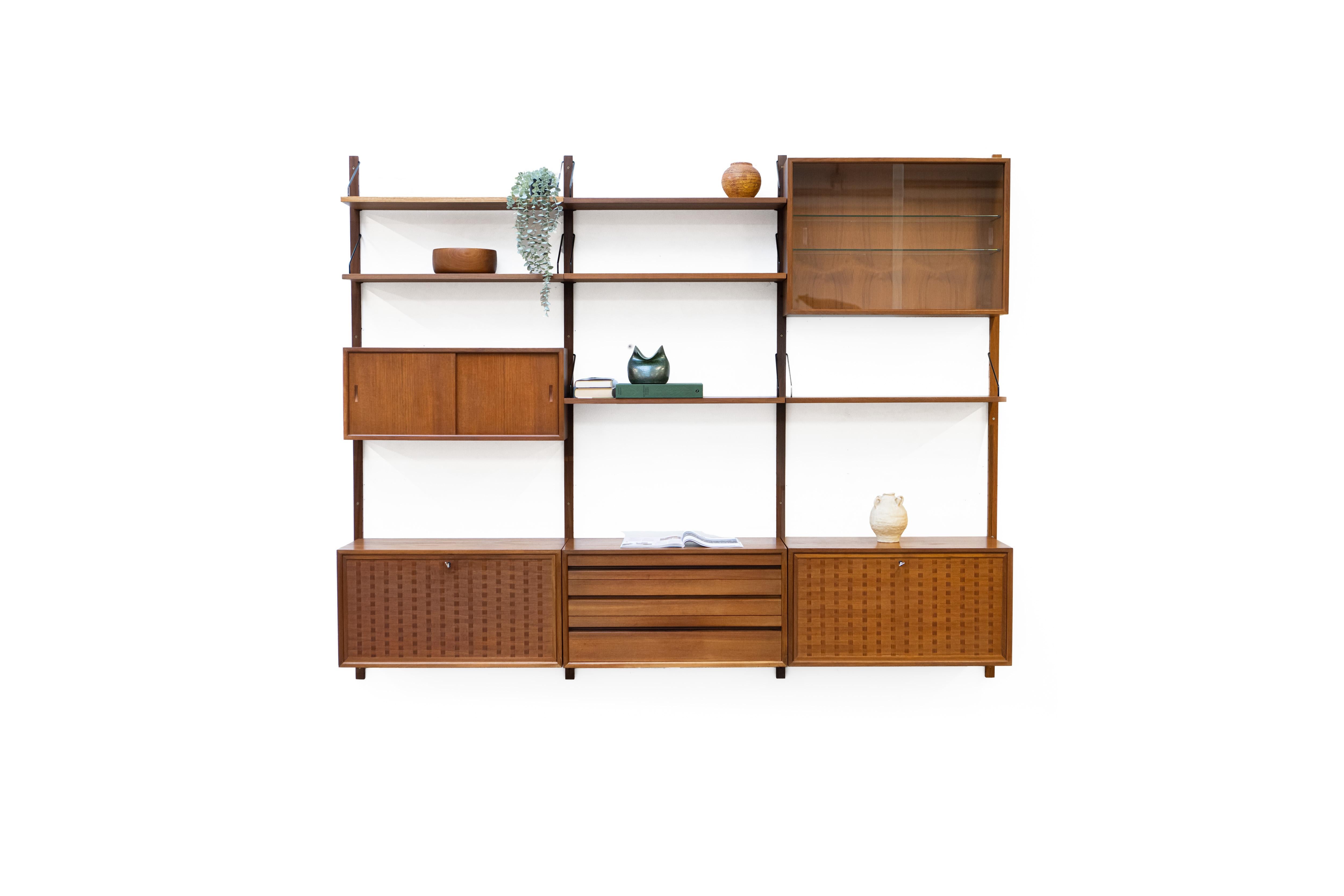 Danish modular wall unit by Poul Cadovius for Royal System. This teak setup has four storage cabinets, one display cabinet and six bookshelves. Always adaptable and further expandable.
