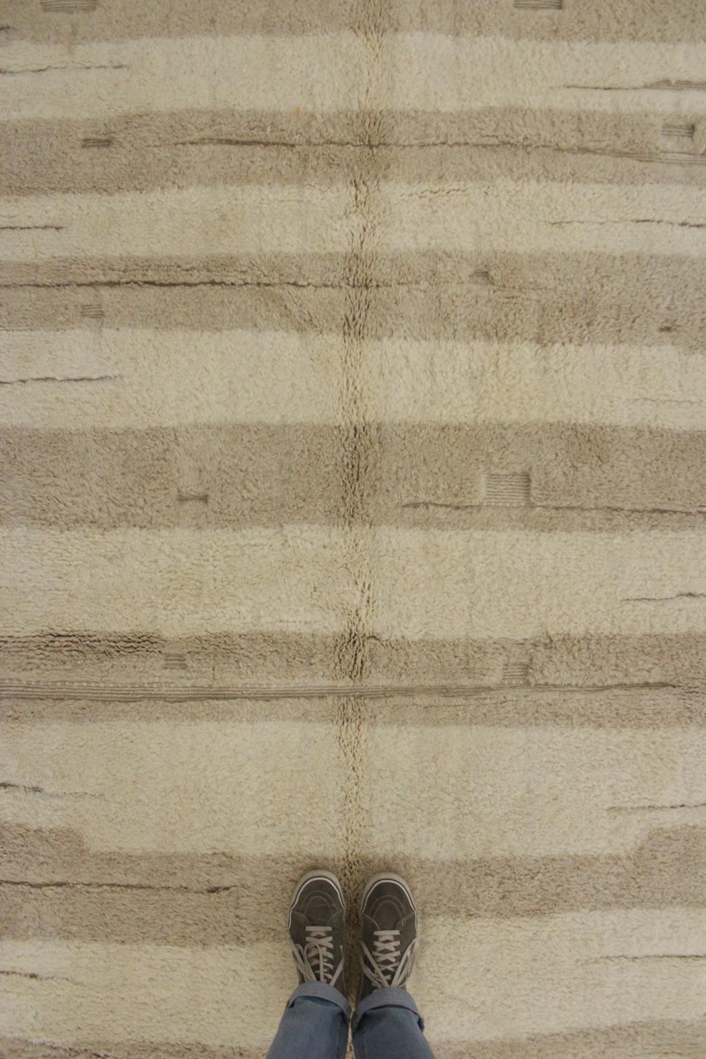 Skandinavischer marokkanischer Mrirt-Teppich aus Wolle - Creme/beige - 7.6x10,5feet / 232x322cm im Zustand „Hervorragend“ im Angebot in Marrakech, MA