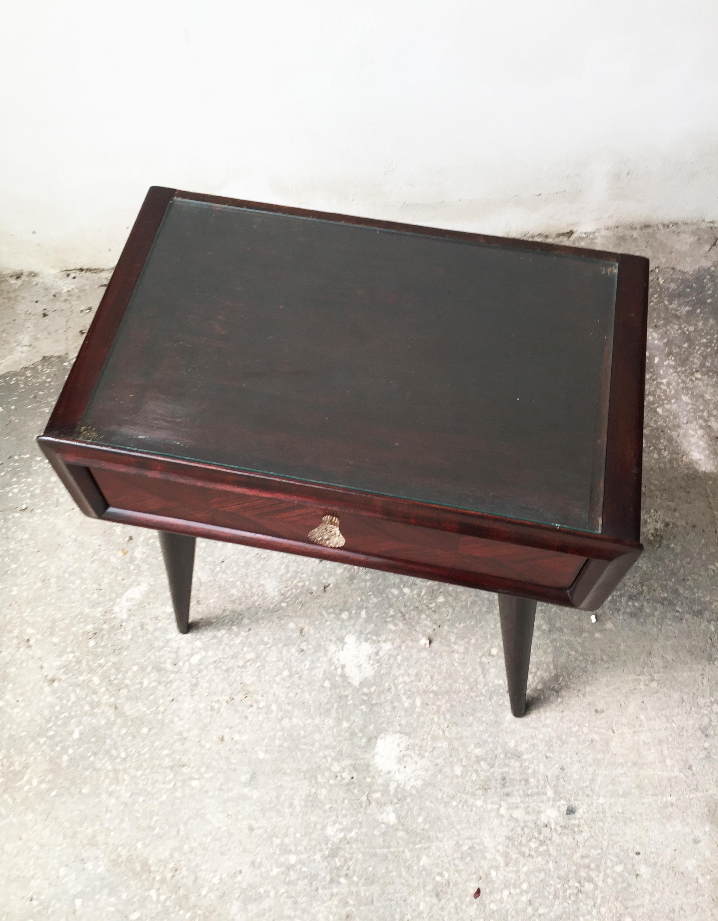 Mid-Century Modern Scandinavian Nightstand in Mahogany Wood & Clear Glass on Top with drawer, 1950 For Sale