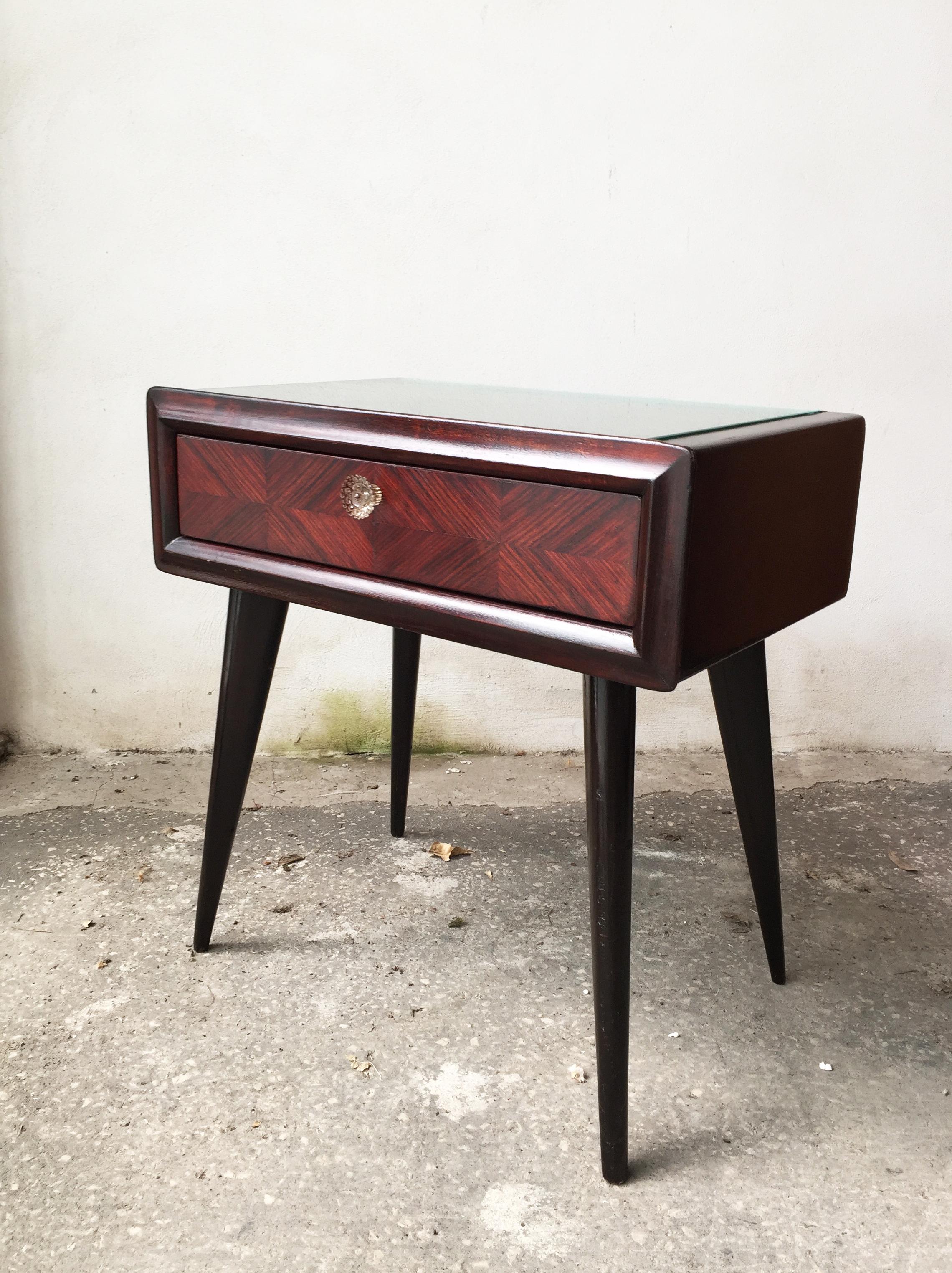 Scandinavian Nightstand in Mahogany Wood & Clear Glass on Top with drawer, 1950 (Furnier) im Angebot