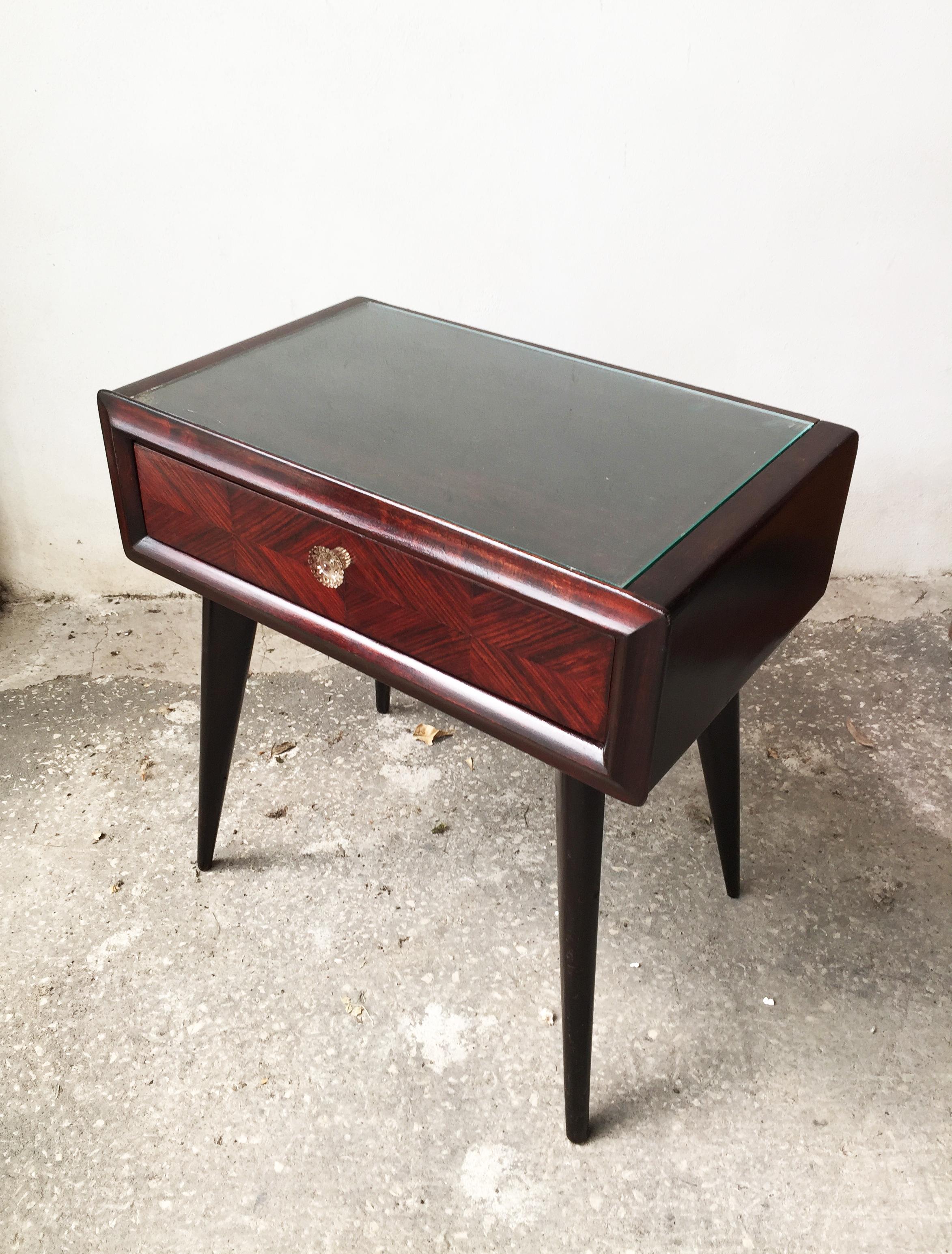 Scandinavian Nightstand in Mahogany Wood & Clear Glass on Top with drawer, 1950 In Good Condition For Sale In Fregene, IT